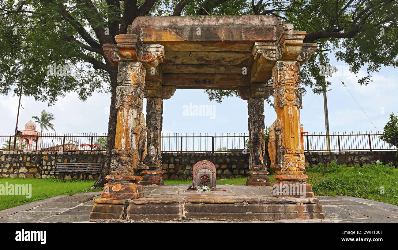 Vue du temple de ruine Ganesh avec Riddhi et Siddhi, dans le campus du temple de Chandrabhaga, Jhalarapatan, Rajasthan, Inde. Banque D'Images