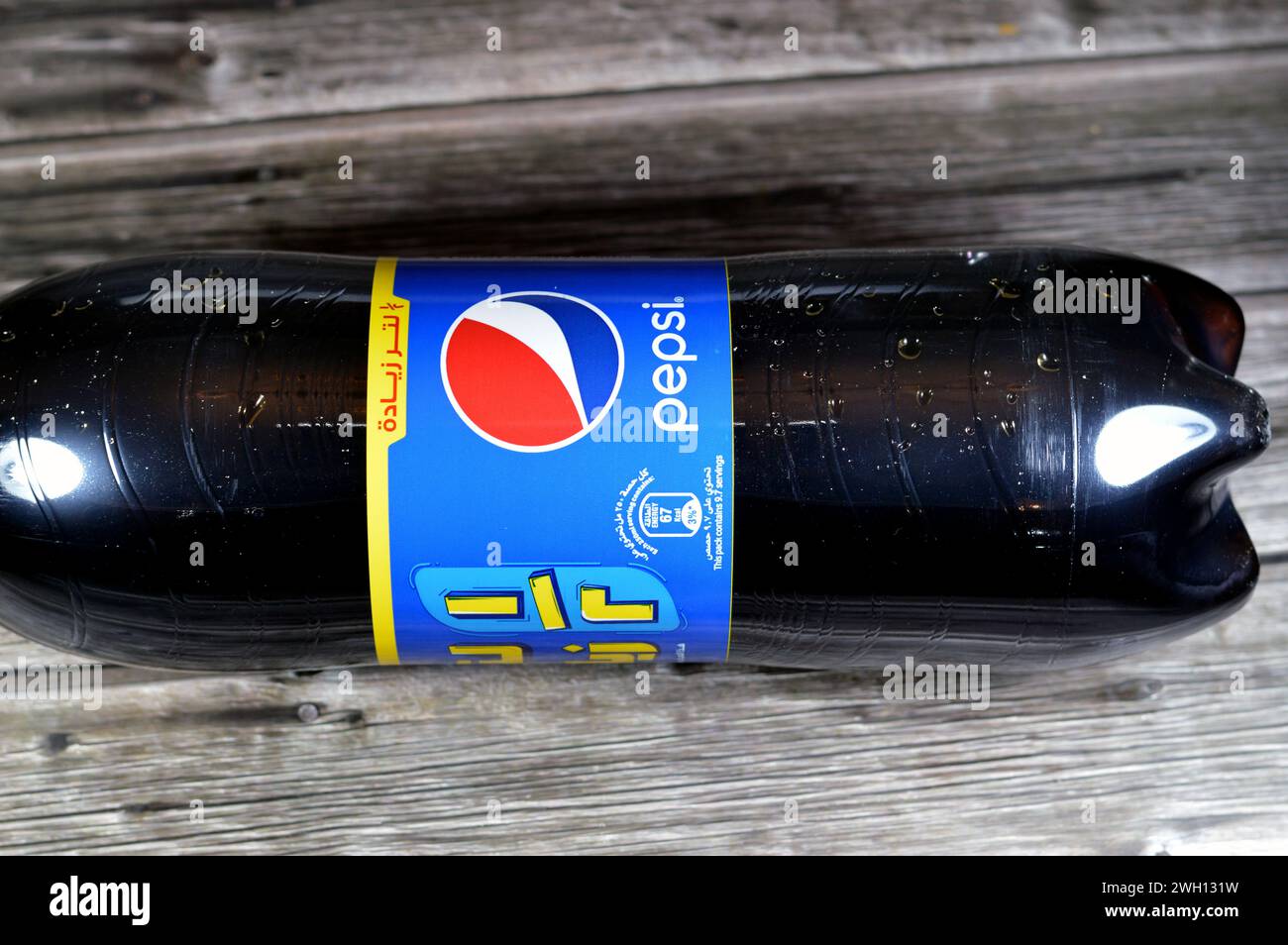Le Caire, Égypte, 4 février 2024 : Pepsi, une bouteille en plastique à saveur de Cola, une boisson gazeuse fabriquée par PepsiCo. Créé et développé à l'origine Banque D'Images