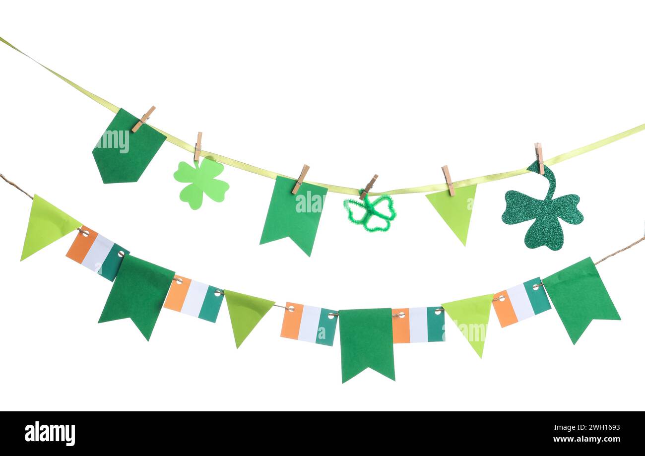 Guirlande en papier avec trèfle et drapeaux irlandais pour les garnitures Célébration de la fête de Patrick sur fond blanc Banque D'Images