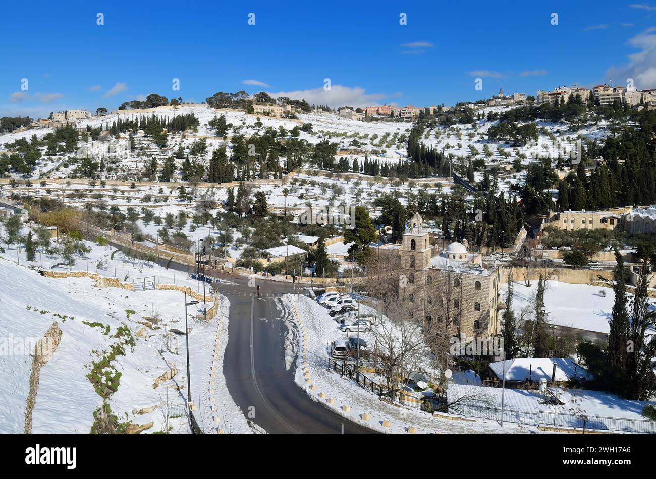 Espace extérieur enneigé avec des arbres sur un ciel bleu vif : Mont des oliviers , Jérusalem Banque D'Images