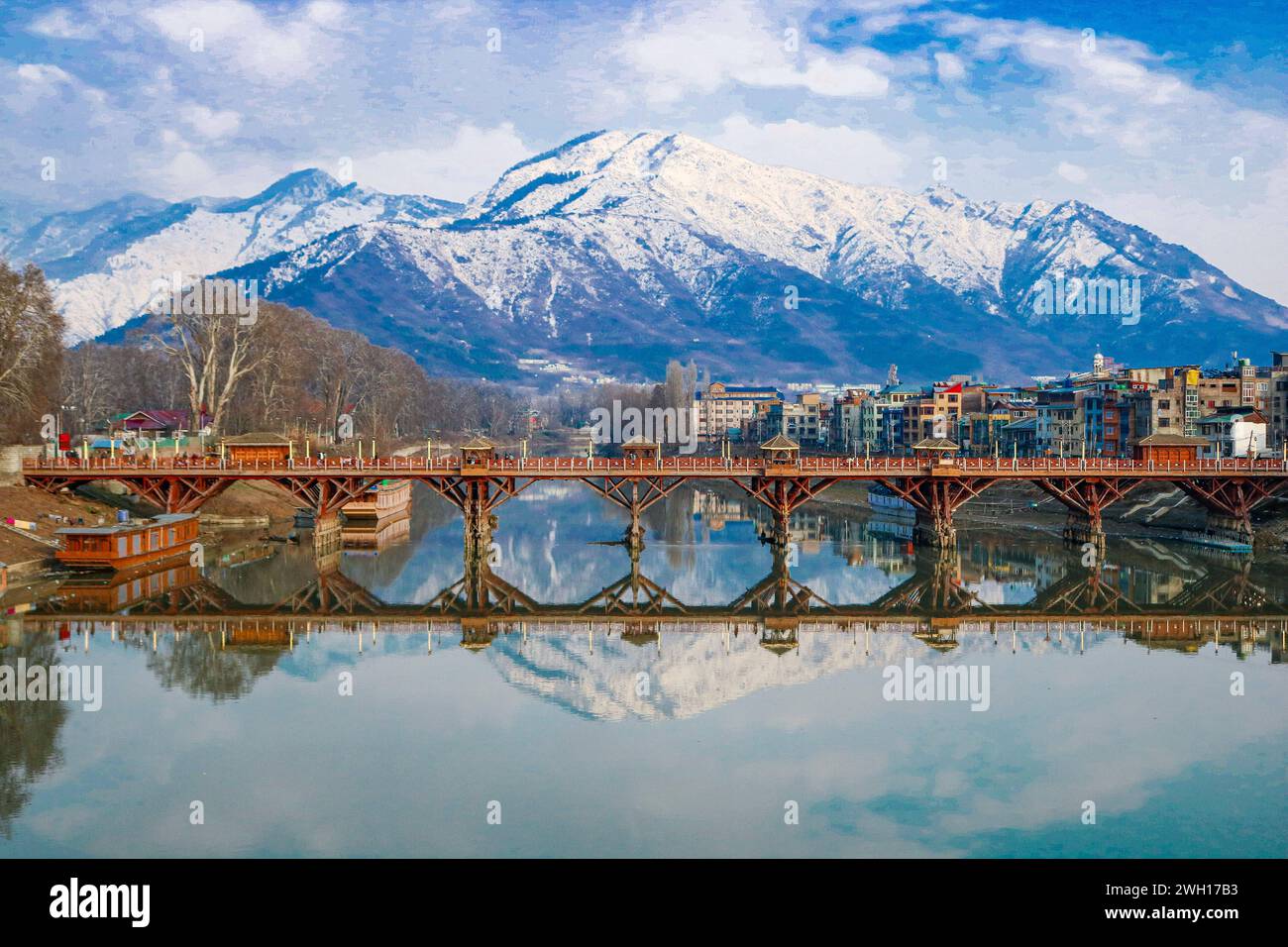 Temps ensoleillé après une chute de neige fraîche au Cachemire 05,2024, Srinagar Cachemire, Inde : des montagnes enneigées sont photographiées au-dessus de la rivière Jhelum pendant une journée ensoleillée après une chute de neige fraîche à Srinagar. Le département météorologique local a prévu un temps sec au Cachemire jusqu'au 14 février. Srinagar Kashmir India Copyright : xFirdousxNazirxxEyepixxGroupx Banque D'Images