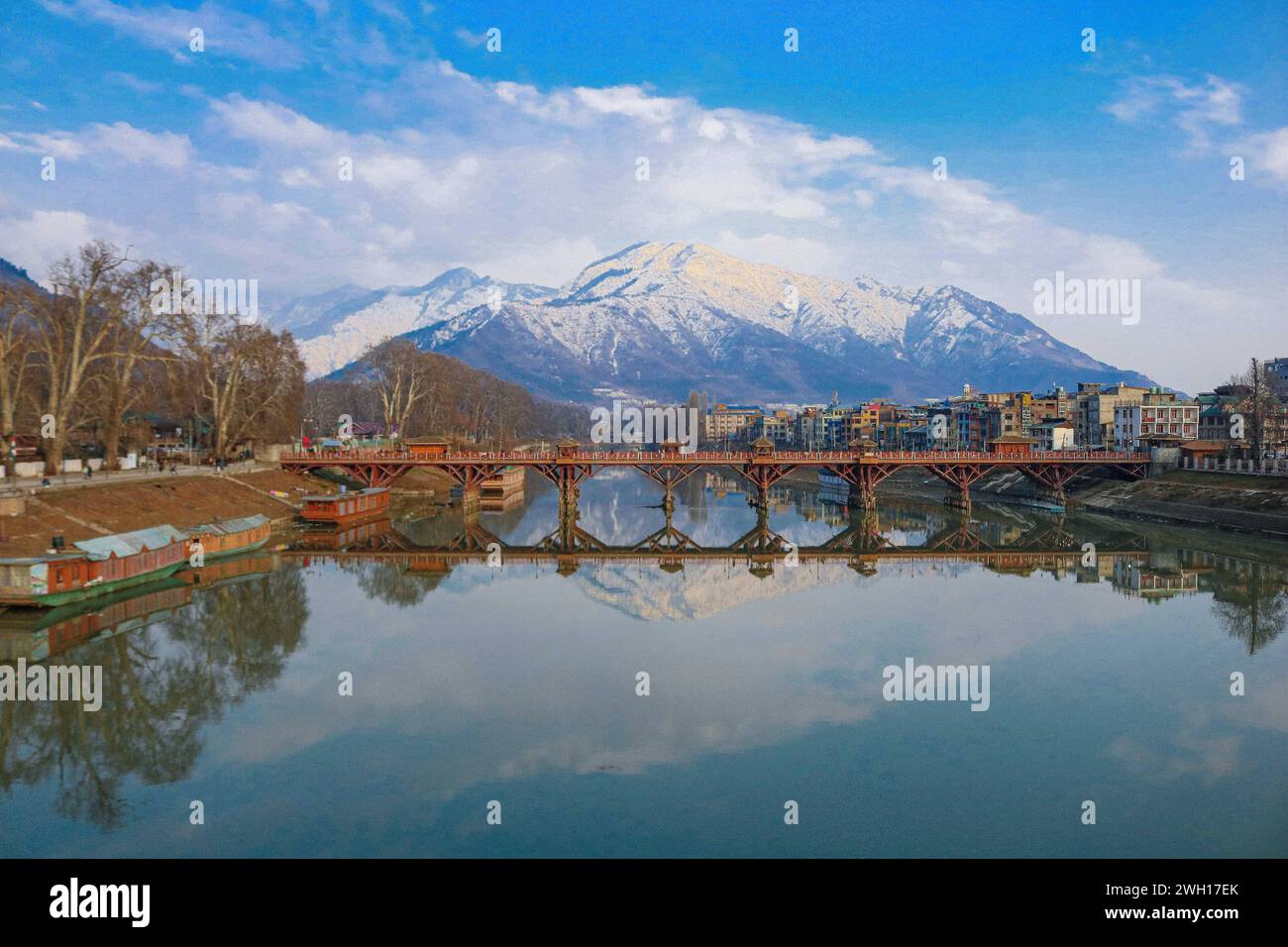 Temps ensoleillé après une chute de neige fraîche au Cachemire 05,2024, Srinagar Cachemire, Inde : Une vue de la rivière Jhelum et de la neige couverte collines Zabarwan pendant une journée ensoleillée après une chute de neige fraîche à Srinagar. Le département météorologique local a prévu un temps sec au Cachemire jusqu'au 14 février. Srinagar Kashmir India Copyright : xFirdousxNazirxxEyepixxGroupx Banque D'Images