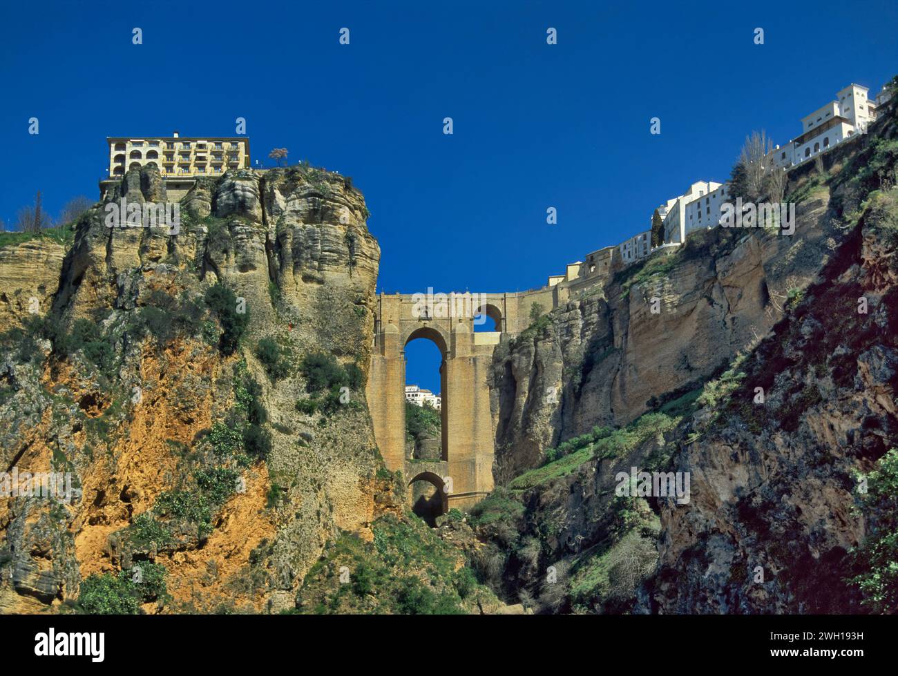 Puente Nuevo à Ronda, maisons sur la falaise sur les gorges de la rivière Guadalevín, vue depuis Camino de los Molinos, Ruta de los Pueblos Blancos, Andalousie, Espagne Banque D'Images