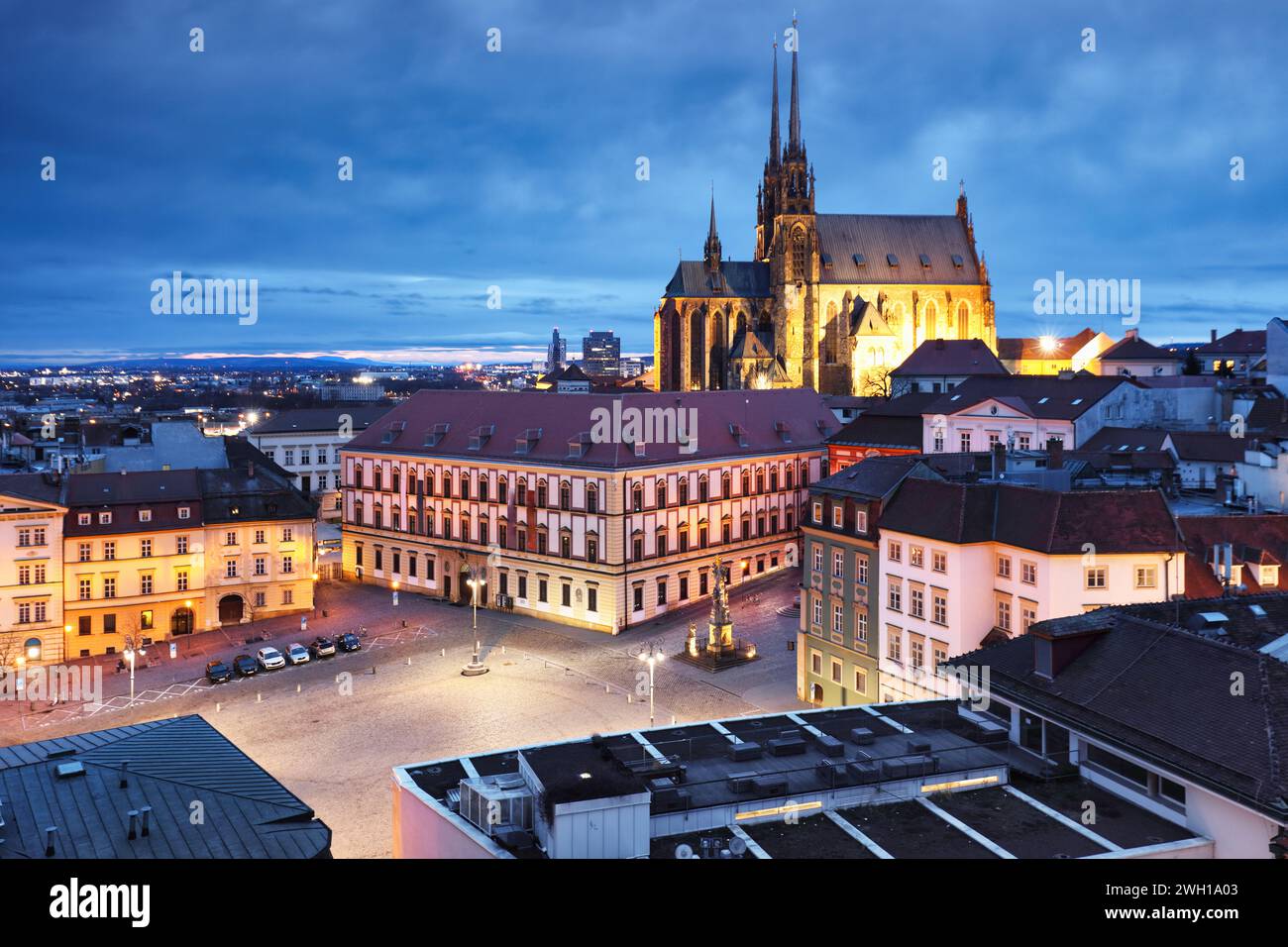 Brno - vue imprenable sur l'ancien remorquage et la cathédrale de équipé Peter et Paul, République tchèque la nuit Banque D'Images