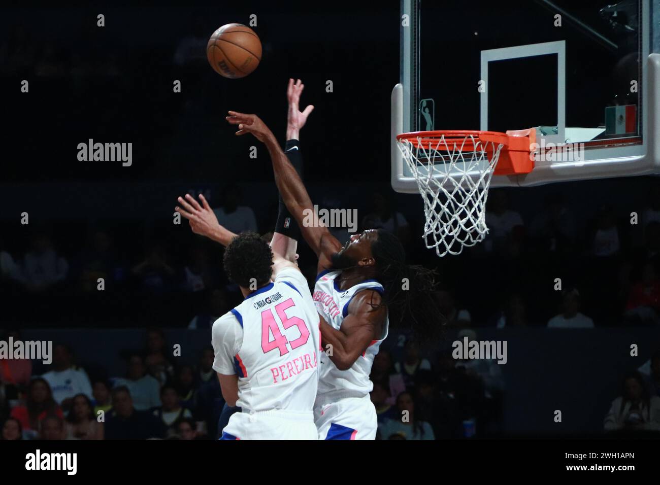 Non exclusif : 05 février 2024 à Mexico, Mexique : Kenneth Fareid (35) des Capitanes bloque lors du match de la NBA G League entre Mexico City Cap Banque D'Images