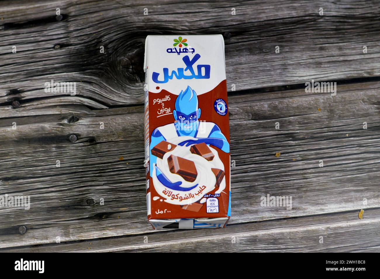 Le Caire, Egypte, 4 février 2024 : Juhayna Chocolate Arôme Milk, un type de lait aromatisé fabriqué en mélangeant des solides de cacao avec du lait, des mélanges de boisson de cacao Banque D'Images