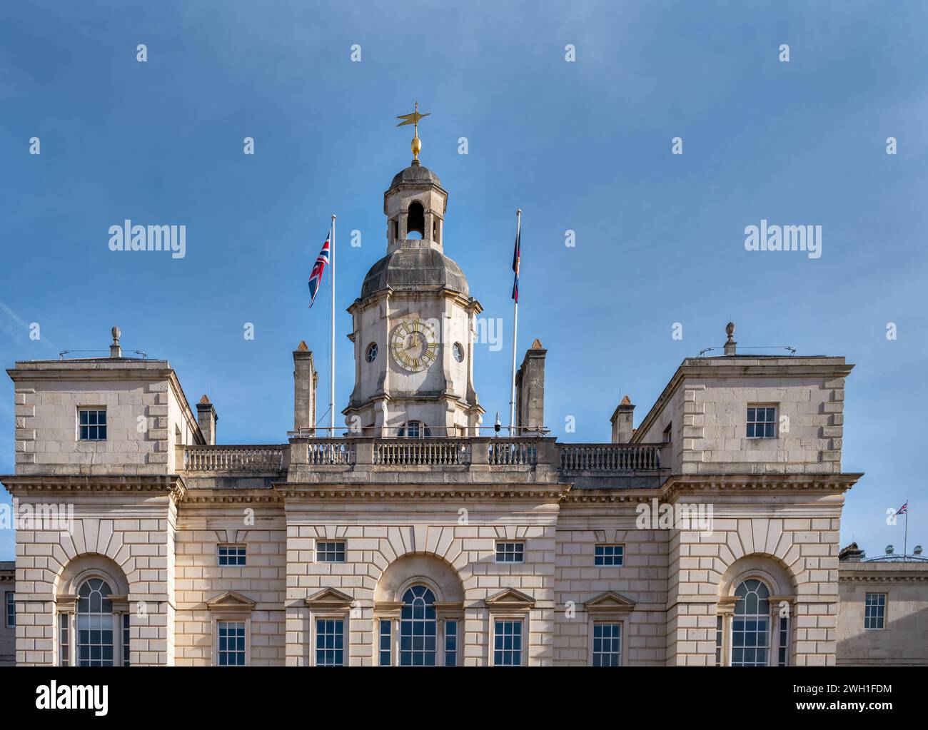 LONDRES, ANGLETERRE - 28 JANVIER 2024 : Horse Guards Building et la tour de l'horloge vue depuis Horse Guards Parade. Banque D'Images