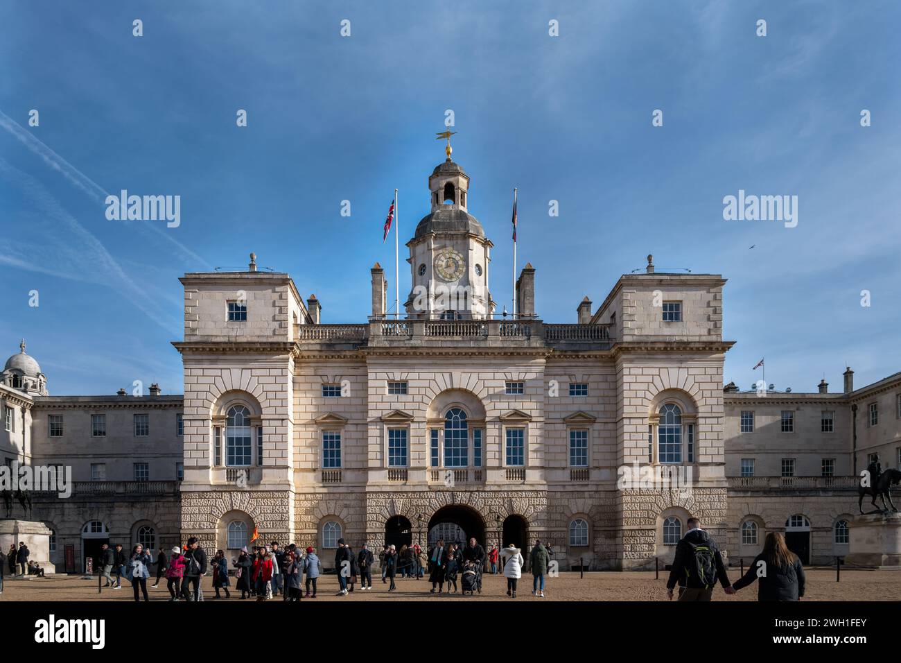 LONDRES, ANGLETERRE - 28 JANVIER 2024 : Horse Guards Building et la tour de l'horloge vue depuis Horse Guards Parade. Banque D'Images