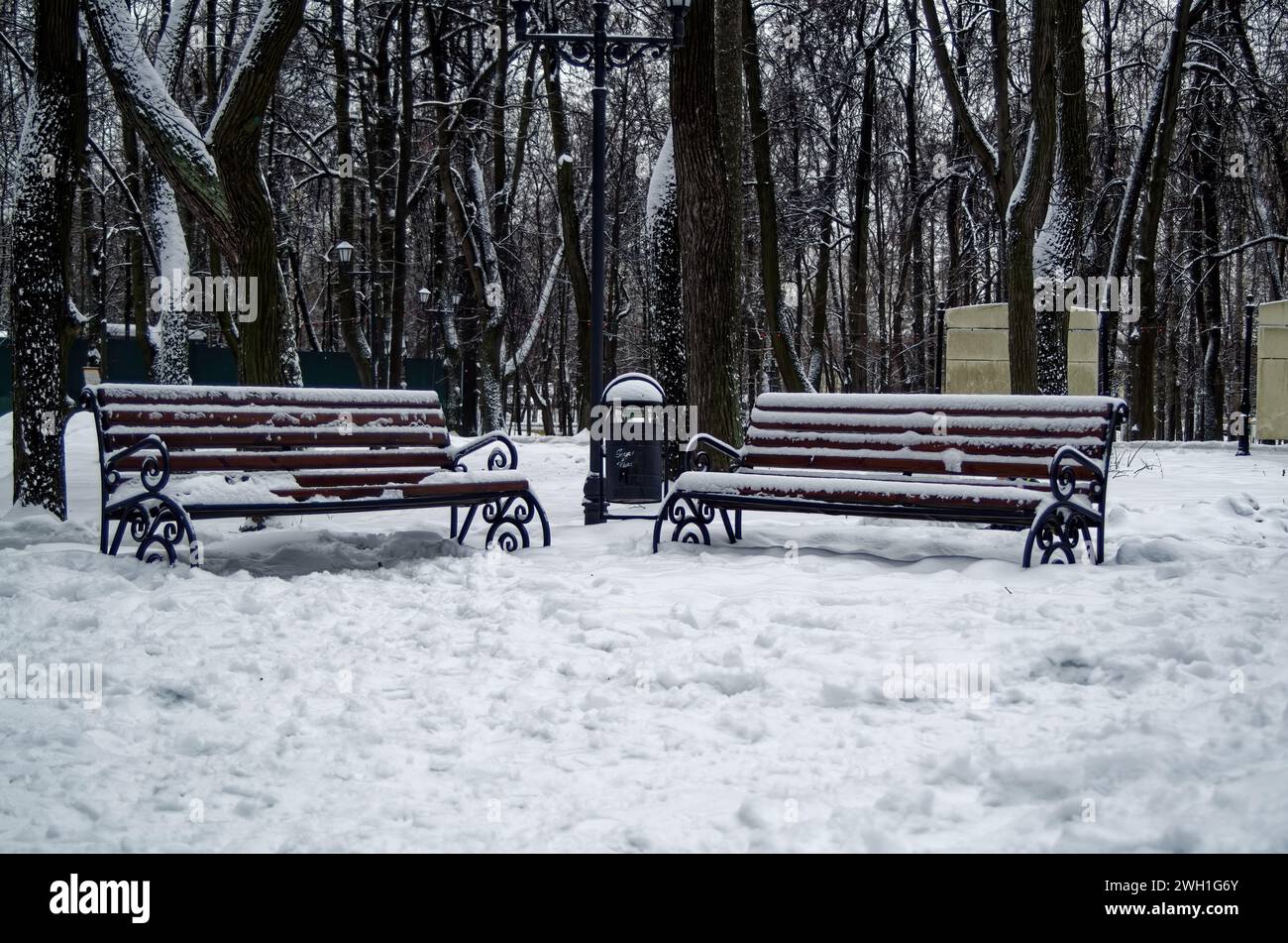 Banc extérieur dans la neige dans le parc, Moscou Banque D'Images