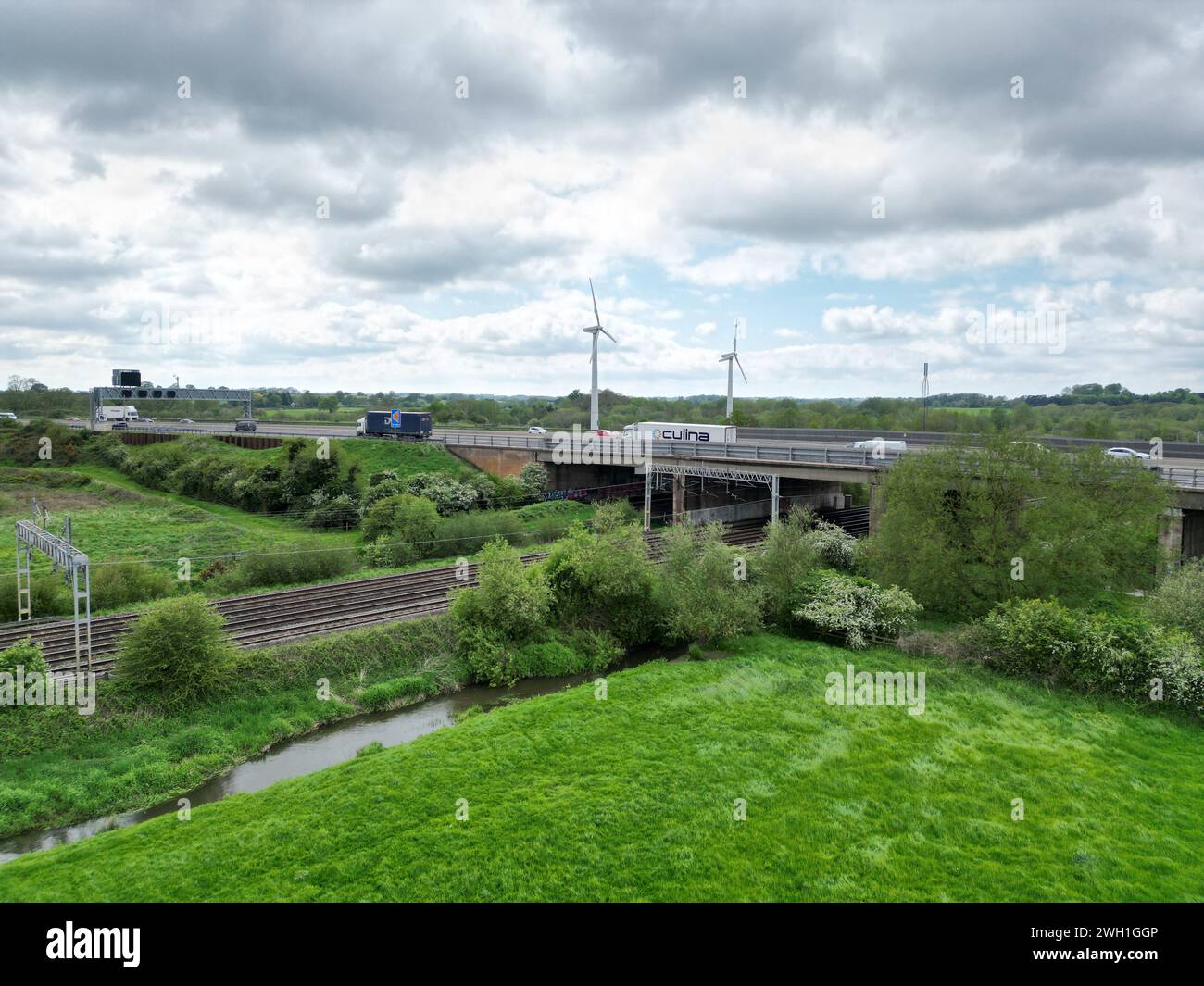 Une vue aérienne des éoliennes dans la belle campagne britannique, le concept des énergies renouvelables Banque D'Images