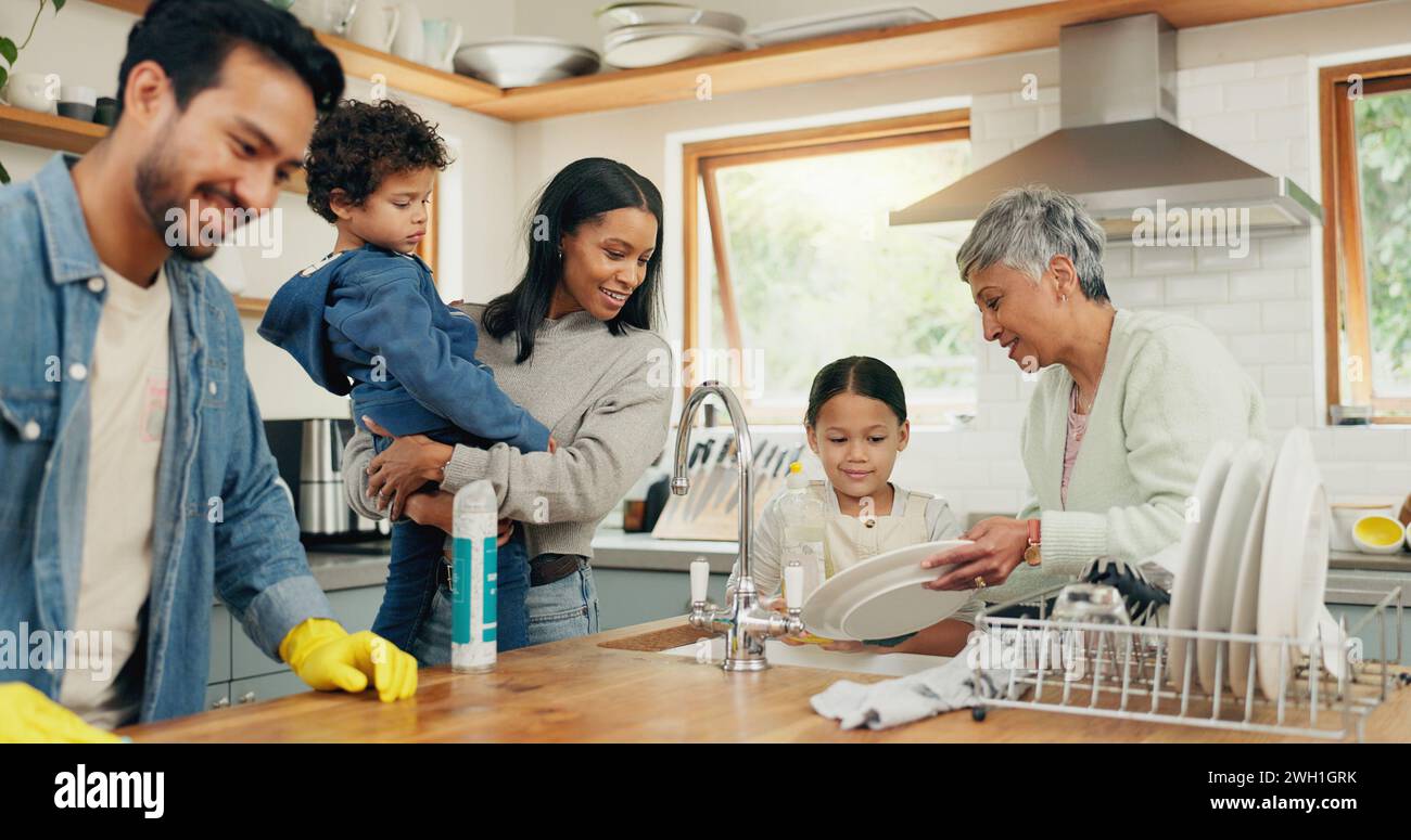 Nettoyage, famille et homme dans une cuisine avec un chiffon pour la table, l'hygiène ou l'espace de vie propre après le dîner. Lavage, vaisselle et parent de gars avec le ménage Banque D'Images