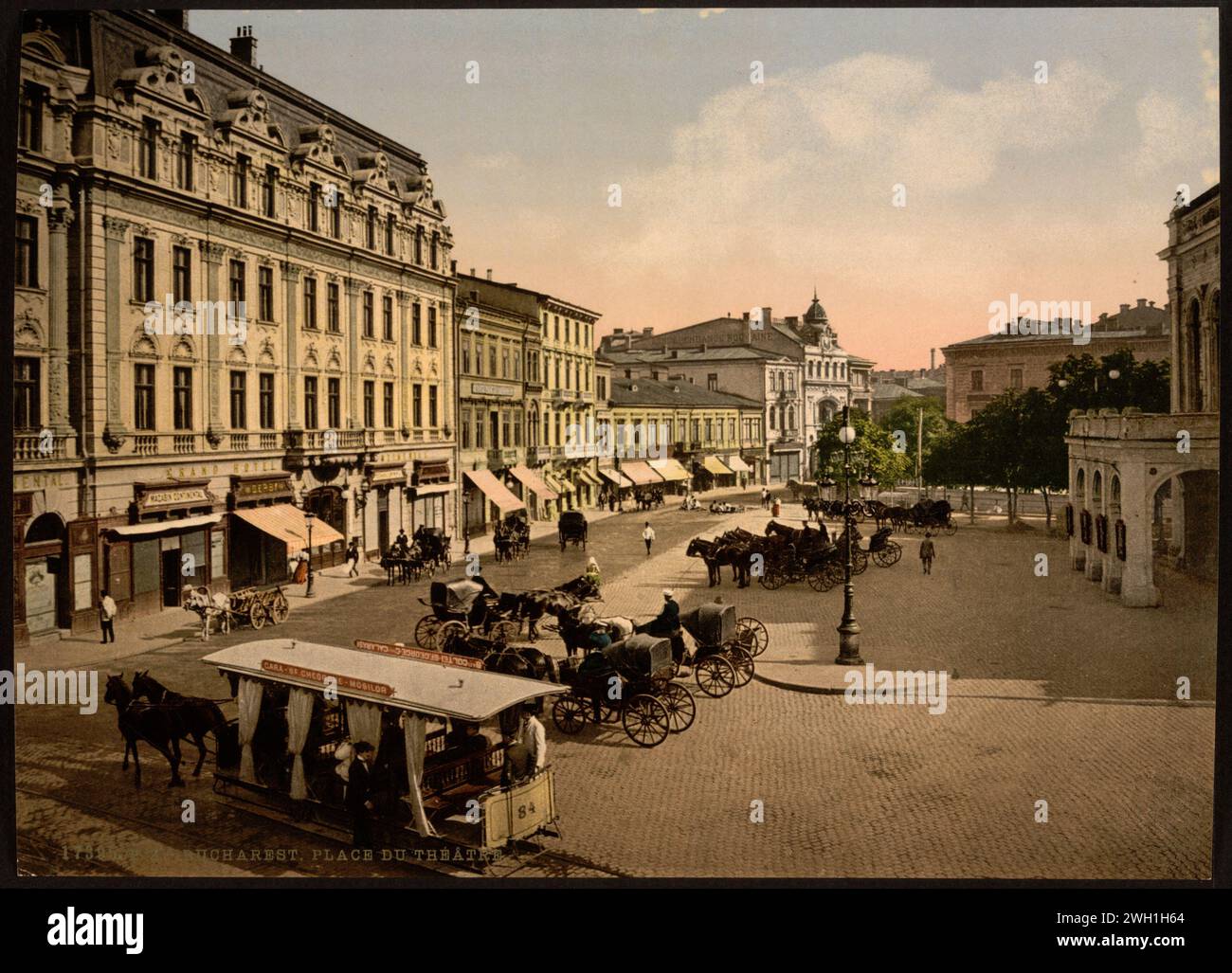 Theaterplatz, Bucarest, Roumanie. Scène de rue dans la place centrale du théâtre avec calèche Photochrom Prints--couleur--1890-1900. Banque D'Images