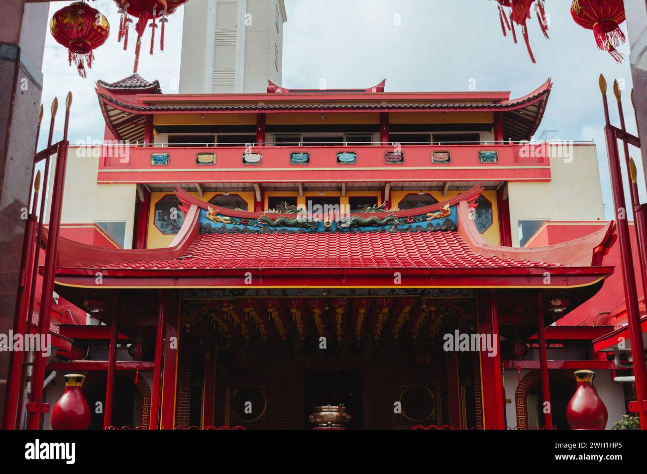 Entrée du bâtiment chinois Hok Tek Bio temple pagode à Salatiga, Indonésie - 4 février 2024. Banque D'Images