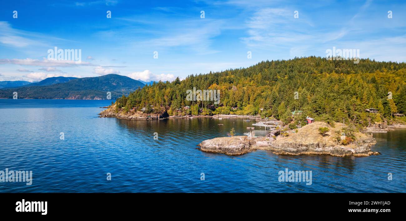 Une vue aérienne d'une rive rocheuse dans le paysage naturel canadien à Bowyer Island, C.-B., Canada Banque D'Images