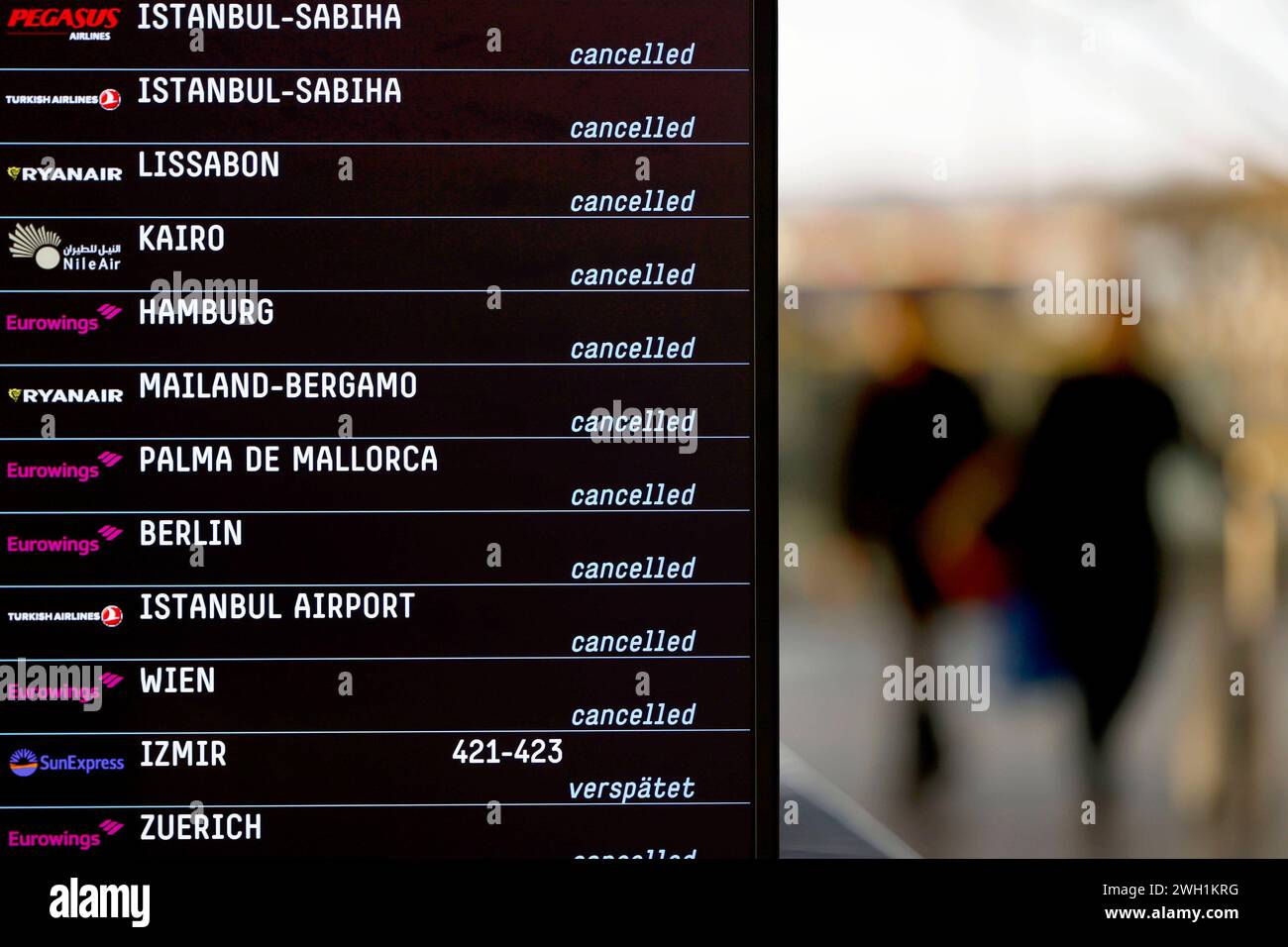 AM Flughafen Köln/Bonn werden viele Flüge annulliert oder umgeleitet. Die Gewerkschaft Verdi Hat die Belegschaften der privaten Sicherheitsunternehmen an elf Flughäfen zu einem ganztägigen Warnstreik aufgerufen. Themenbild, Symbolbild Köln, 01.02.2024 NRW Deutschland *** de nombreux vols sont annulés ou détournés à l'aéroport Cologne Bonn le syndicat Verdi a appelé le personnel des sociétés de sécurité privées dans onze aéroports à lancer une grève d'avertissement d'une journée sur le thème image, image symbolique Cologne, 01 02 2024 NRW Allemagne Copyright : xChristophxHardtx Banque D'Images