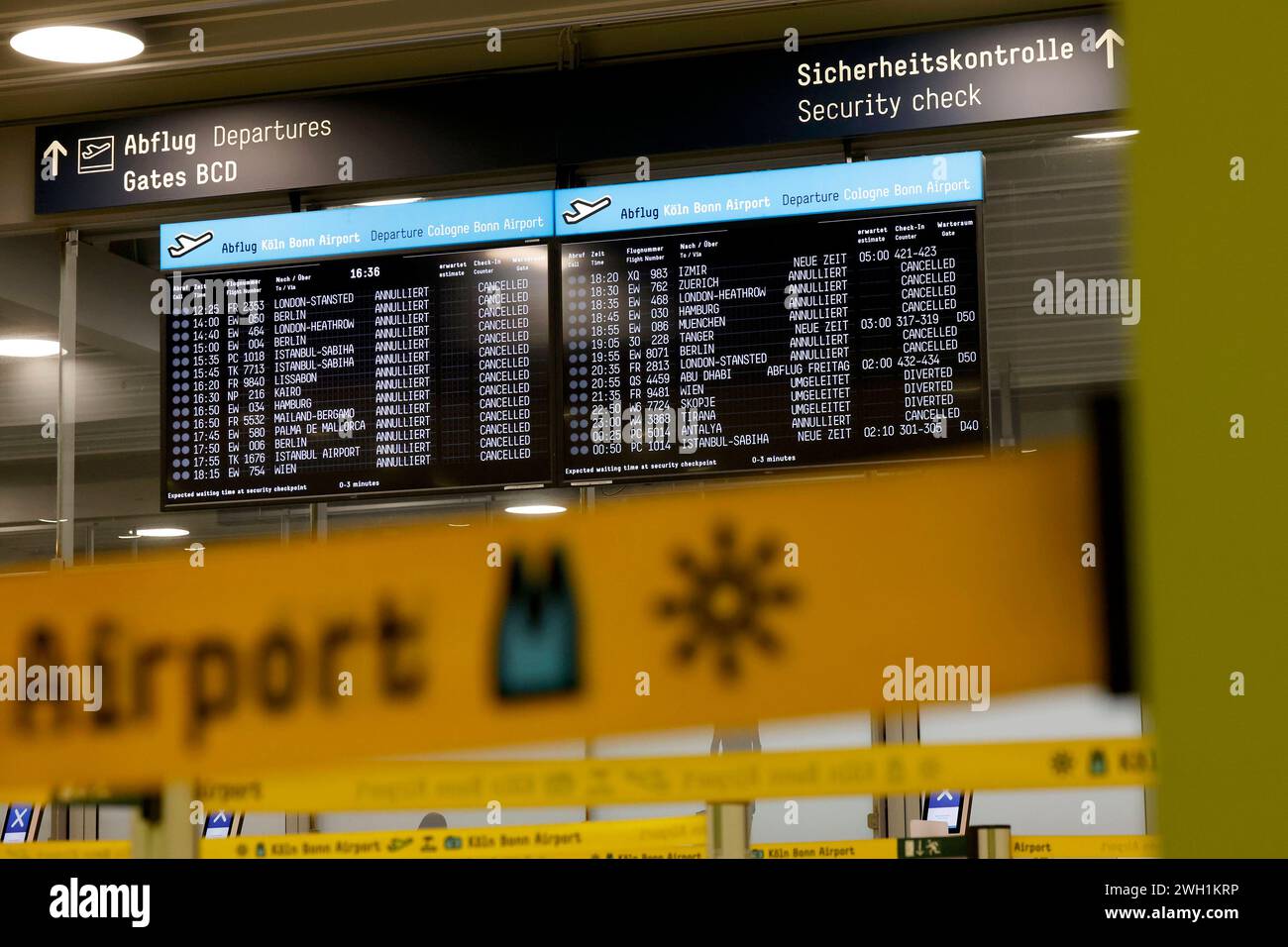 AM Flughafen Köln/Bonn werden viele Flüge annulliert oder umgeleitet. Die Gewerkschaft Verdi Hat die Belegschaften der privaten Sicherheitsunternehmen an elf Flughäfen zu einem ganztägigen Warnstreik aufgerufen. Themenbild, Symbolbild Köln, 01.02.2024 NRW Deutschland *** de nombreux vols sont annulés ou détournés à l'aéroport Cologne Bonn le syndicat Verdi a appelé le personnel des sociétés de sécurité privées dans onze aéroports à lancer une grève d'avertissement d'une journée sur le thème image, image symbolique Cologne, 01 02 2024 NRW Allemagne Copyright : xChristophxHardtx Banque D'Images