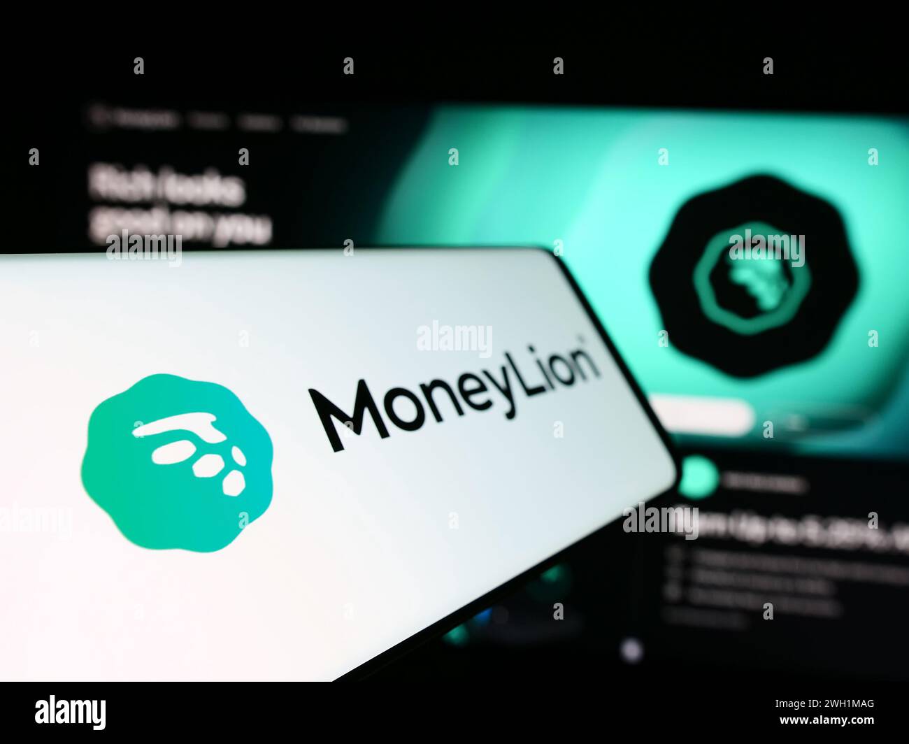 Téléphone portable avec le logo de la société américaine de technologie financière MoneyLion Inc en face du site Web de l'entreprise. Focus à gauche de l'écran du téléphone. Banque D'Images