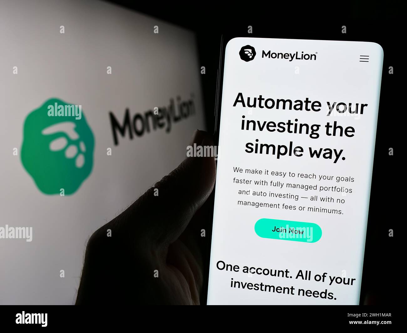 Personne tenant le téléphone portable avec la page Web de la société de technologie financière américaine MoneyLion Inc devant le logo. Concentrez-vous sur le centre de l'écran du téléphone. Banque D'Images