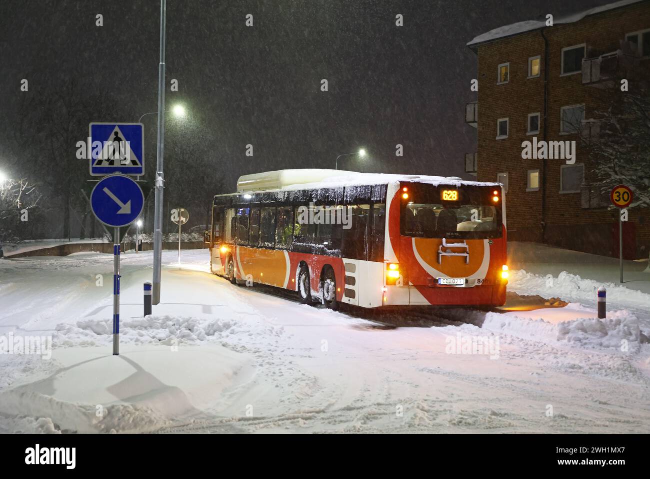 Météo saisonnière, fortes chutes de neige sur le comté de Östergötland, Suède, mercredi matin. Un bus coincé dans la neige. Banque D'Images
