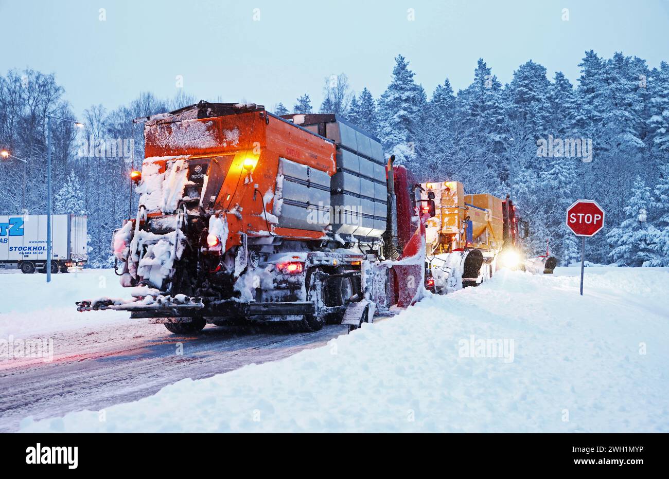 Météo saisonnière, fortes chutes de neige sur le comté de Östergötland, Suède, mercredi matin. Dans l'image : chasse-neige de Svevia attendant sur les lieux. Banque D'Images