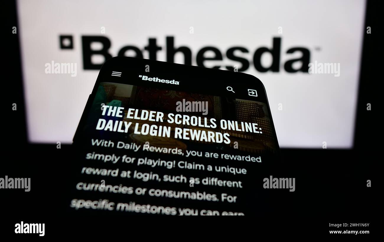 Smartphone avec le site Web de la société américaine de jeux vidéo Bethesda Softworks LLC devant le logo de l'entreprise. Concentrez-vous sur le coin supérieur gauche de l'écran du téléphone. Banque D'Images