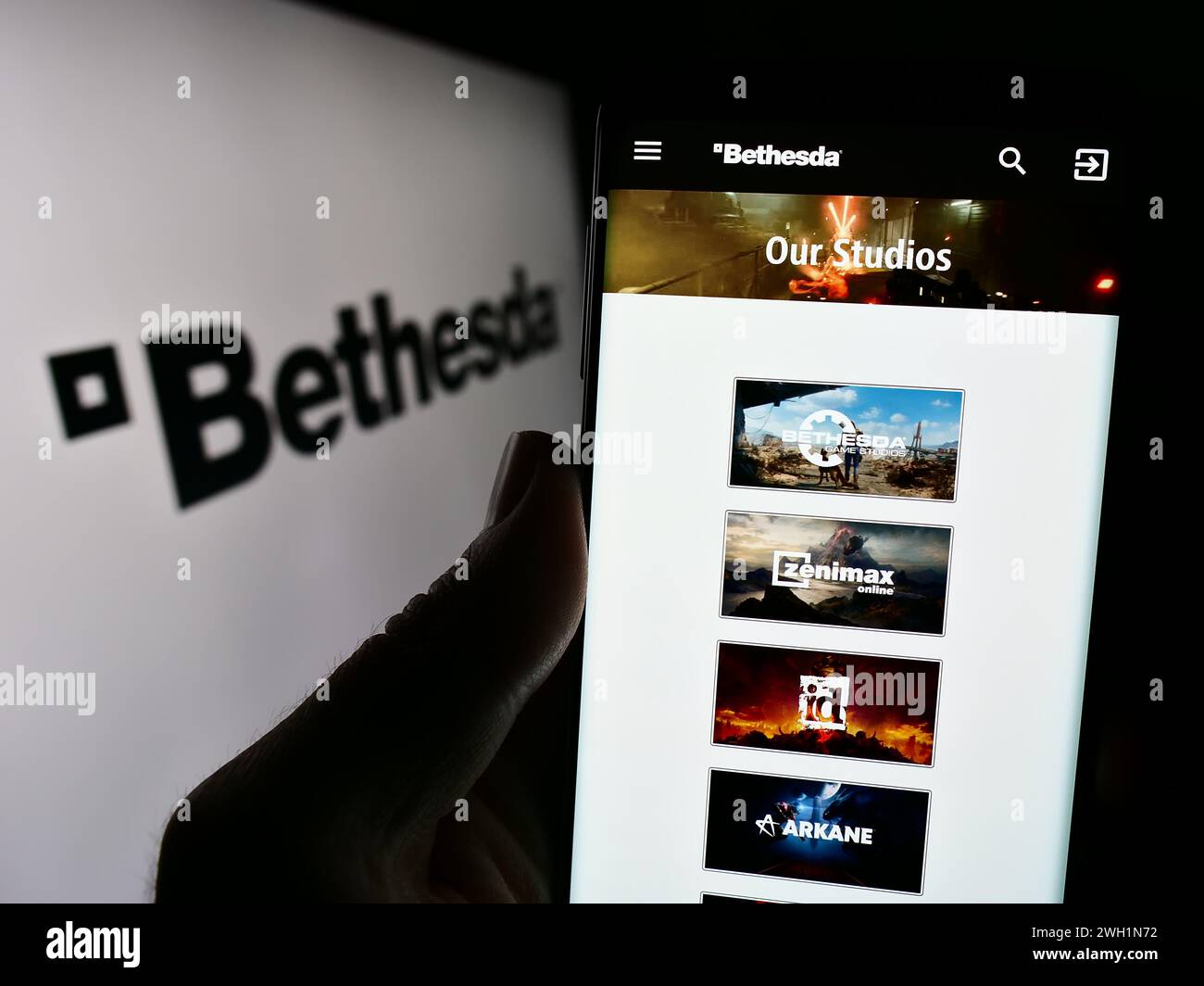 Personne tenant le téléphone portable avec la page Web de la société américaine de jeux vidéo Bethesda Softworks LLC devant le logo. Concentrez-vous sur le centre de l'écran du téléphone. Banque D'Images Personne tenant le téléphone portable avec la page Web de la société américaine de jeux vidéo Bethesda Softworks LLC devant le logo. Concentrez-vous sur le centre de l'écran du téléphone. Banque D'Images