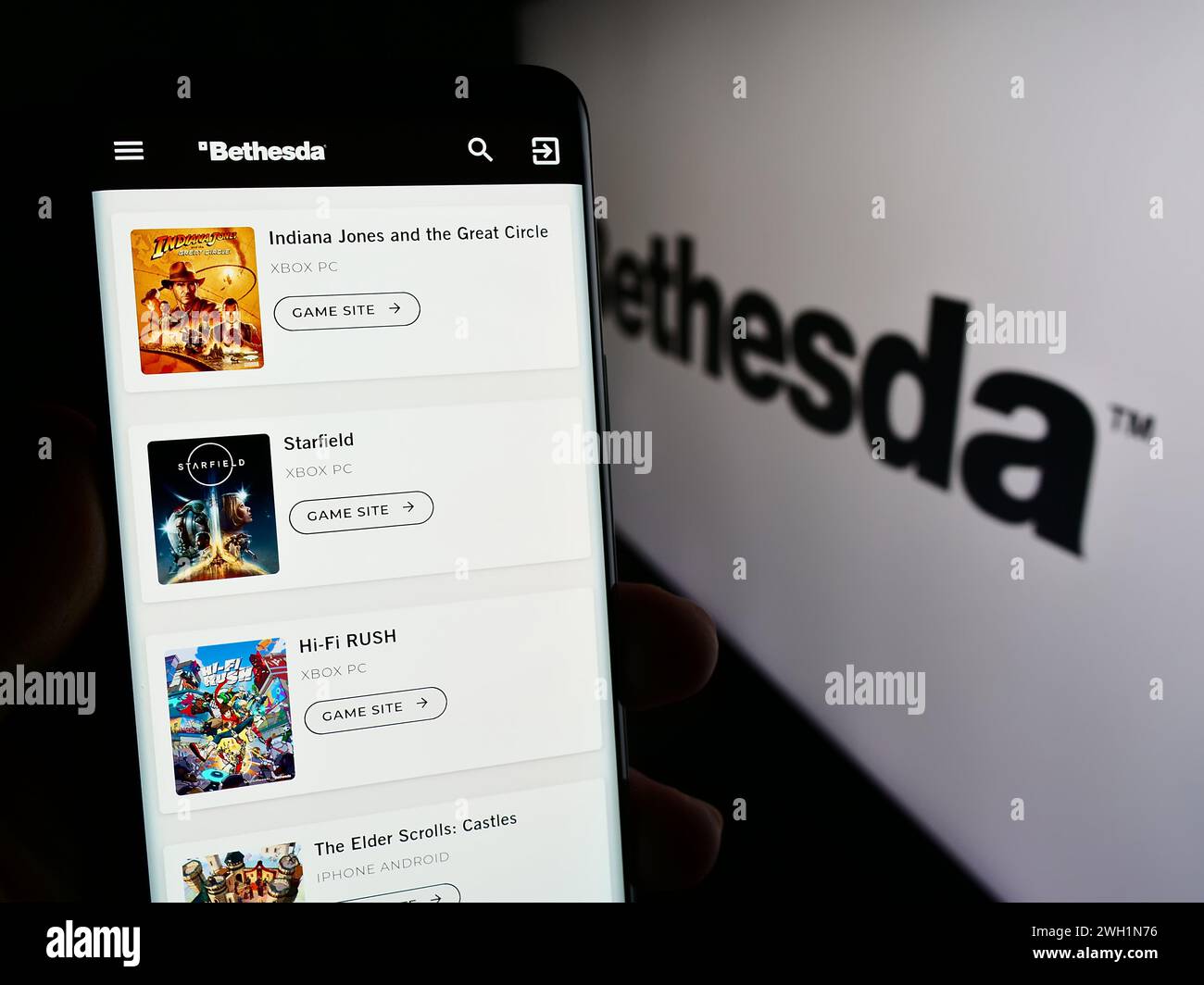 Personne tenant le téléphone portable avec la page Web de la société américaine de jeux vidéo Bethesda Softworks LLC devant le logo. Concentrez-vous sur le centre de l'écran du téléphone. Banque D'Images Personne tenant le téléphone portable avec la page Web de la société américaine de jeux vidéo Bethesda Softworks LLC devant le logo. Concentrez-vous sur le centre de l'écran du téléphone. Banque D'Images