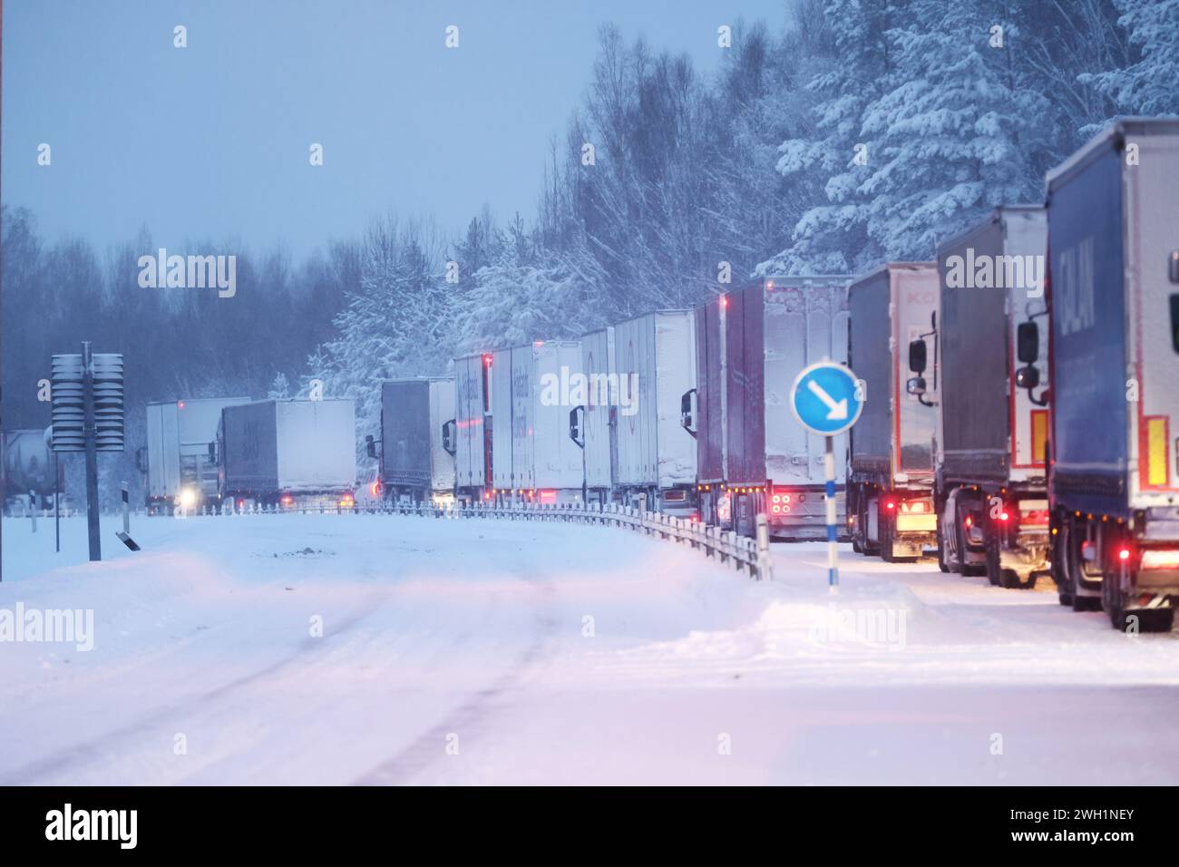 Nykyrka, Suède. 7 février 2024. Météo saisonnière, fortes chutes de neige sur le comté de Östergötland, Suède, mercredi matin. Camions en longues files d'attente sur Riksväg 50, près de Nykyrka, juste au nord de Motala. Crédit : Jeppe Gustafsson/Alamy Live News Banque D'Images