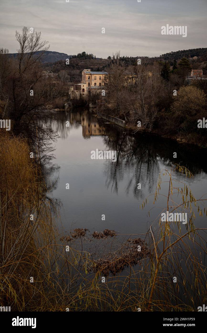 Le ter comme il passe Sant Quirze de Besora, province de Barcelone, nord de la Catalogne. Le ter est un fleuve catalan qui prend sa source dans les Pyrénées et se jette dans la mer Méditerranée, la production hydroélectrique et l'utilisation industrielle en sont les principales utilisations. La sécheresse dont souffre la Catalogne depuis 2021 a entraîné une diminution du débit et de la qualité écologique des rivières, ce qui a un impact négatif sur la biodiversité de la région, alors que les rejets dans la rivière des usines de traitement et des industries restent les mêmes, mais les polluants ils ne peuvent pas être dilués dans l'eau et restent plus c Banque D'Images