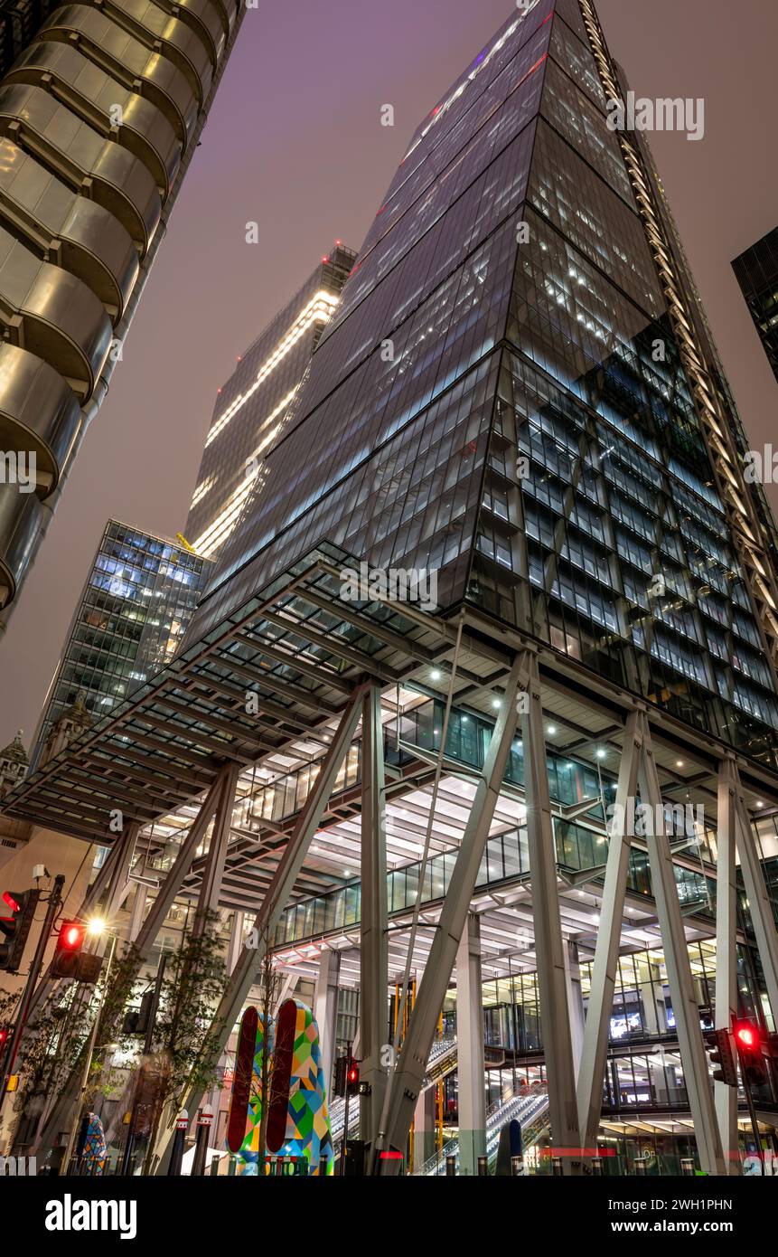 Londres. UK-02.02.2024. Une vue nocturne sur la rue à angle bas du bâtiment Leadenhall dans le quartier financier de la ville. Banque D'Images