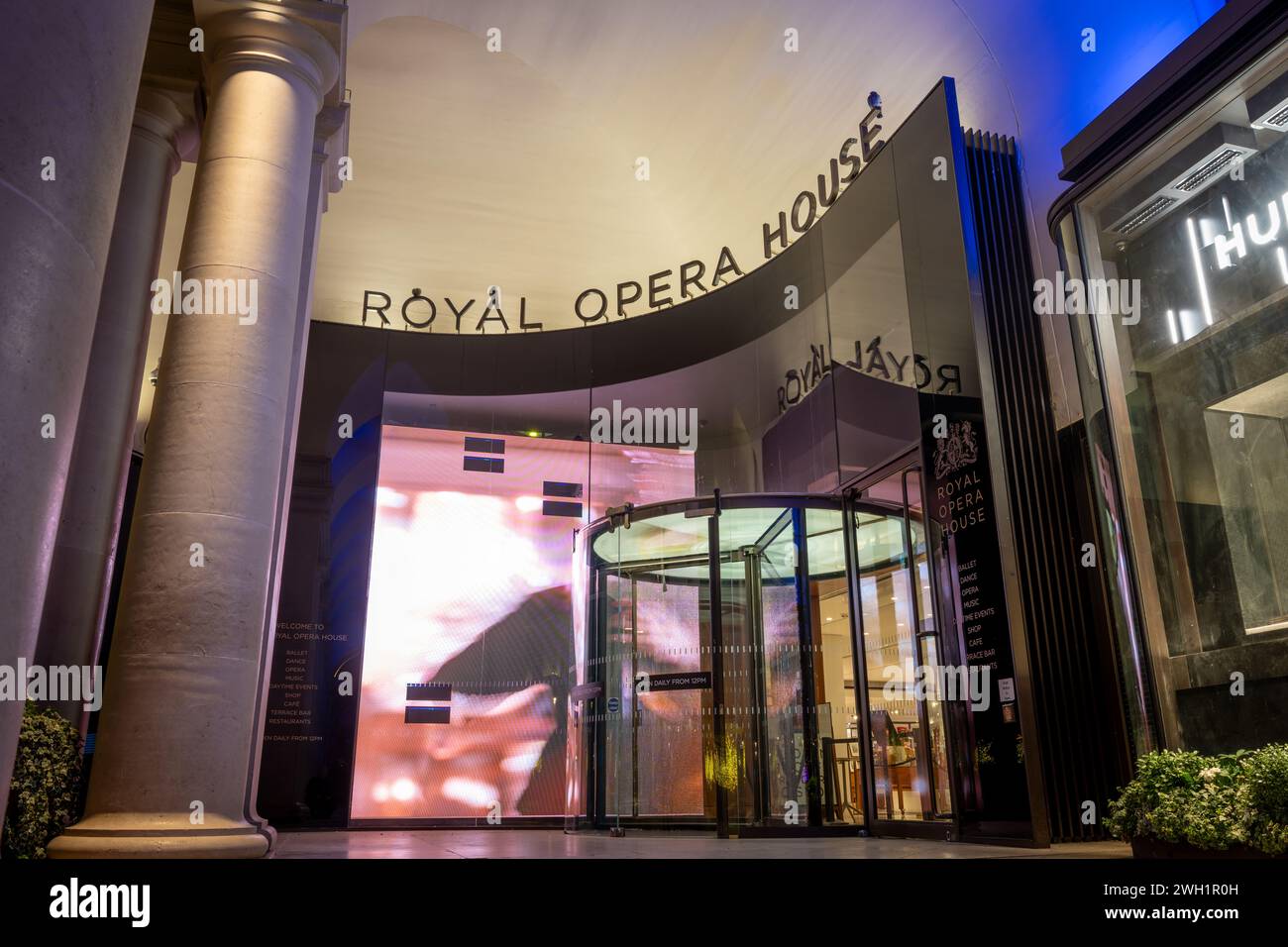 Londres. UK- 02.04.2024. Le panneau de nom et l'entrée du Royal Opera House à Covent Garden. Banque D'Images