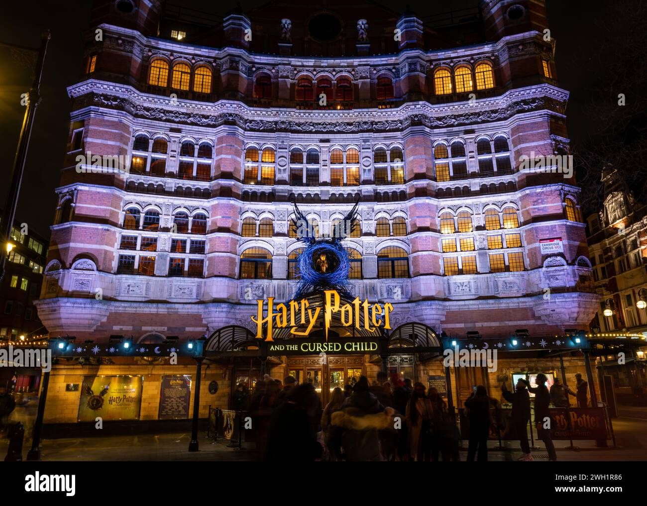 Londres. UK- 02.04.2024. Une vue nocturne de la façade du Palace Theatre accueillant le spectacle Harry Potter et l'enfant malédiction. Banque D'Images