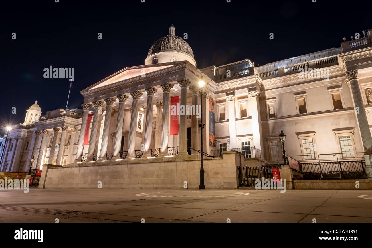 Londres. UK- 02.04.2024. Vue extérieure de la National Gallery la nuit montrant la façade du bâtiment. Banque D'Images