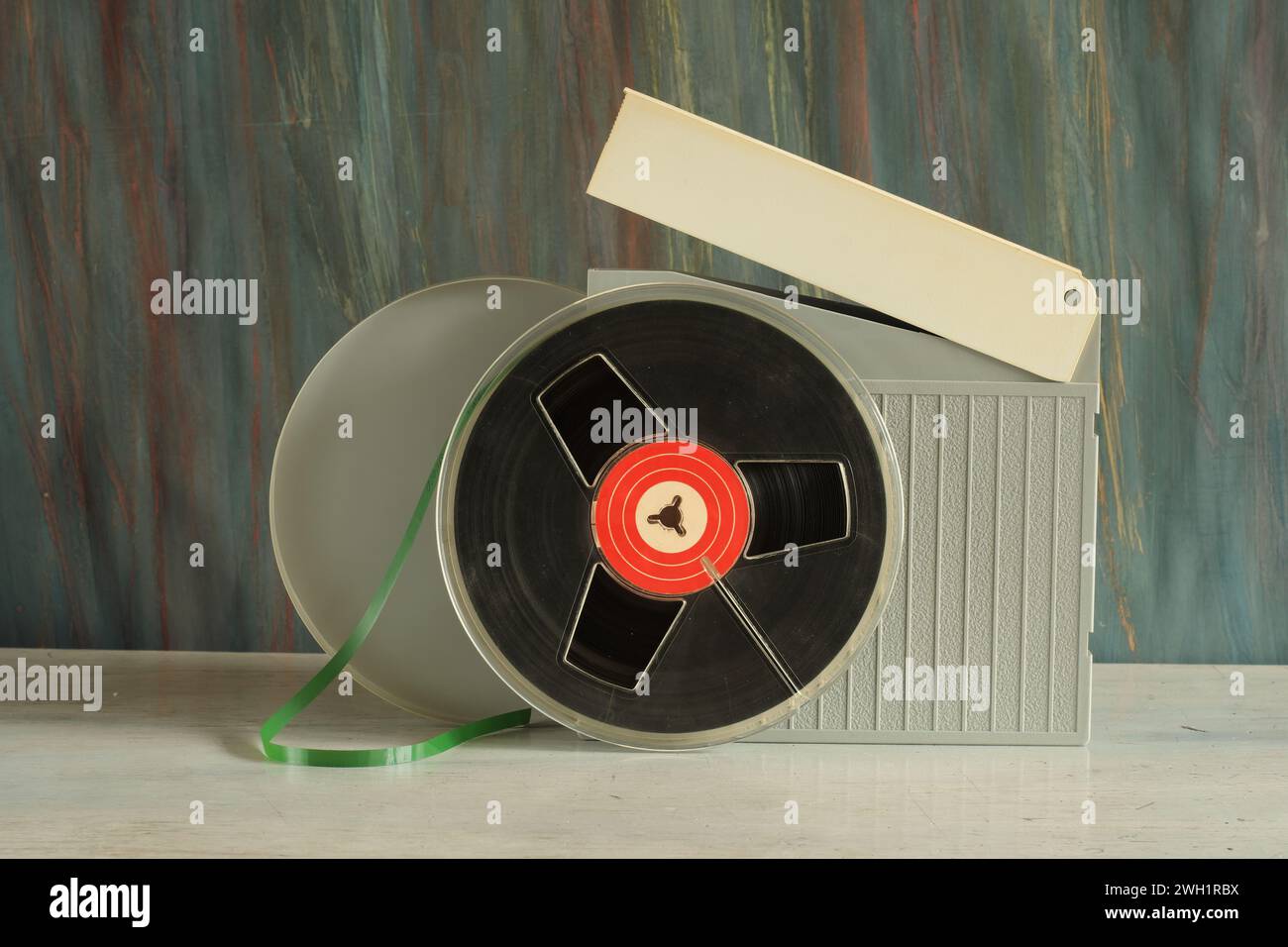 Cassette audio magnétique vintage bobine à bobine et boîte de rangement, espace de copie gratuit Banque D'Images