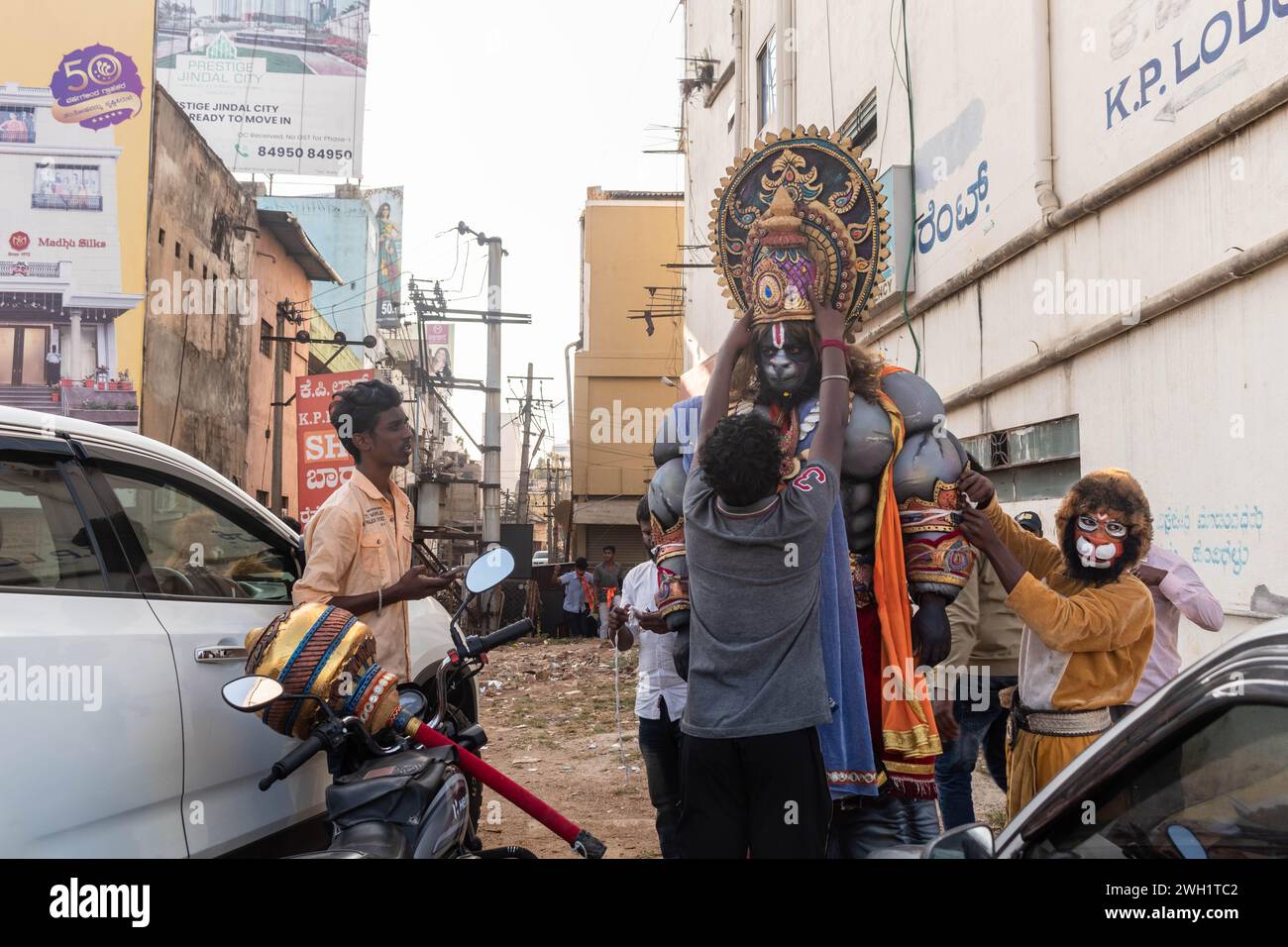 Hassan, Karnataka, Inde - 10 janvier 2023 : un homme habillé comme la divinité hindoue Hanuman dans une rue de la ville, participant à un festival culturel. Banque D'Images