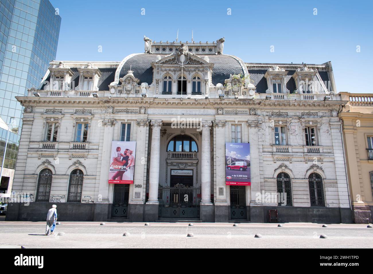 Le Correo Central, siège de Correos de Chile, a une signification historique et architecturale. Il sert de plaque tournante pour diverses opérations postales. Banque D'Images