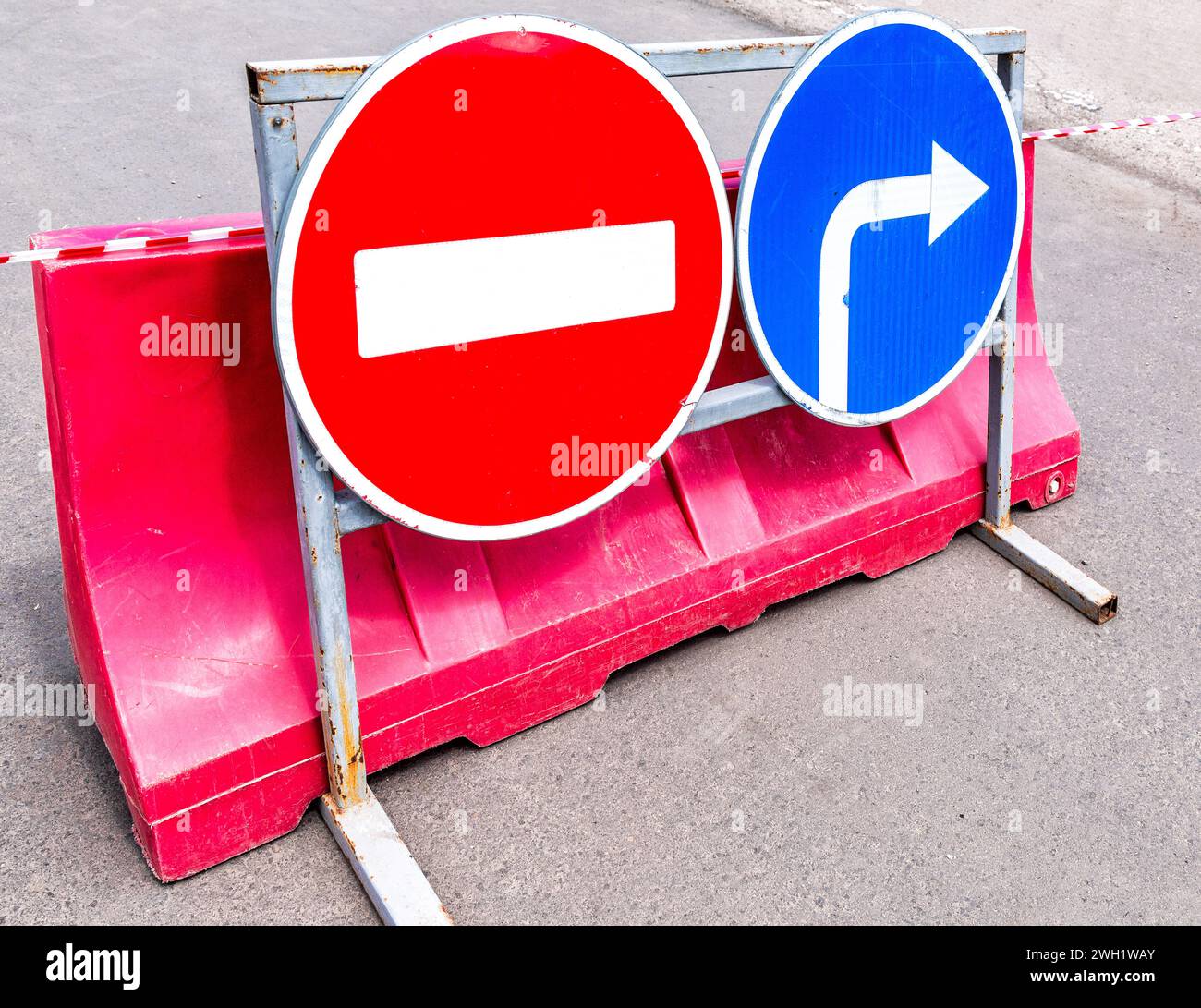 Panneaux routiers : pas de passage, direction de la circulation sur une rue de la ville en été. Chaussée fermée. Bloquer la circulation pour le transport Banque D'Images