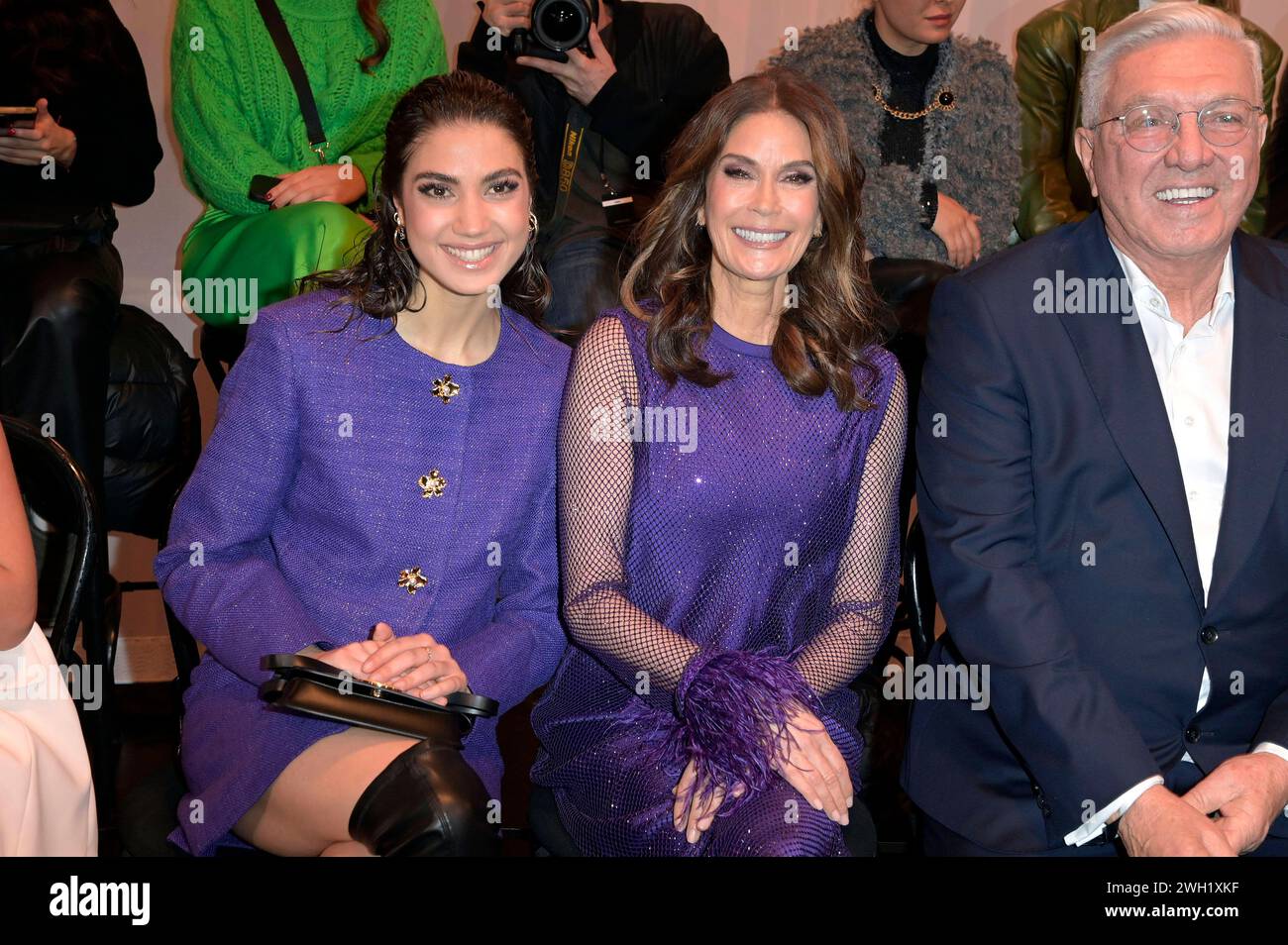 Emerson Tenney, Teri Hatcher und Helmut Schlotterer BEI der Marc Cain Fashion Show auf der Berlin Fashion week automne/hiver 2024 in der Arena Berlin. Berlin, 06.02.2024 *** Emerson Tenney, Teri Hatcher et Helmut Schlotterer au défilé Marc Cain à la Fashion week automne hiver 2024 à l'Arena Berlin Berlin, 06 02 2024 Foto:XF.xKernx/xFuturexImagex cain 4320 Banque D'Images