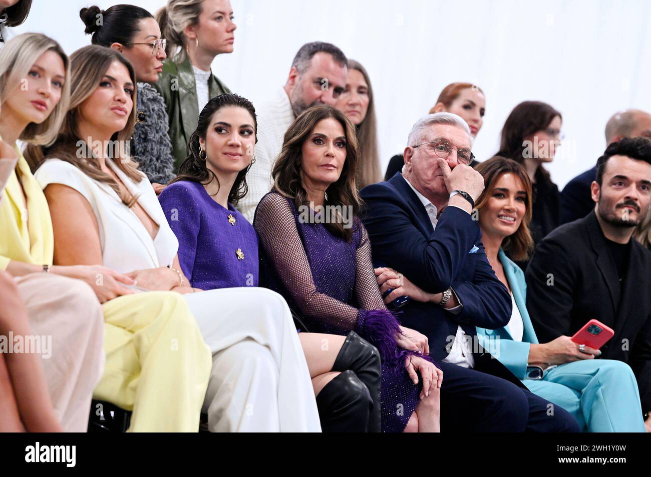 Mandy Bork, Farina Opoku, Emerson Tenney, Teri Hatcher, Helmut Schlotterer, Jana Ina Zarrella und Giovanni Zarrella BEI der Marc Cain Fashion Show auf der Berlin Fashion week automne/hiver 2024 in der Arena Berlin. Berlin, 06.02.2024 *** Mandy Bork, Farina Opoku, Emerson Tenney, Teri Hatcher, Helmut Schlotterer, Jana Ina Zarrella et Giovanni Zarrella au défilé Marc Cain à la Fashion week de Berlin automne hiver 2024 à l'Arena Berlin Berlin, 06 02 2024 Foto:XF.xKernx/xFuturexImagex cain 4344 Banque D'Images