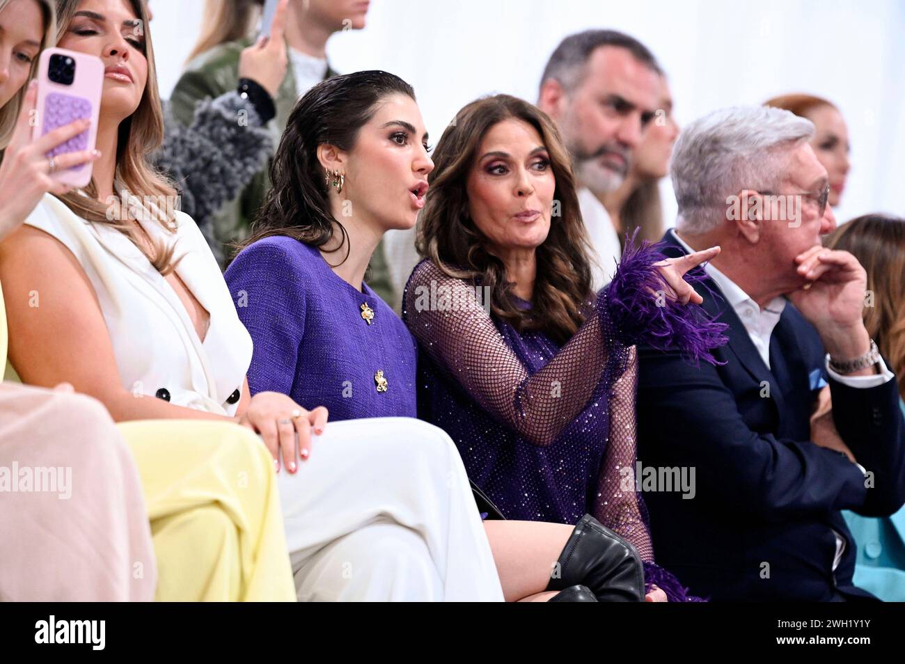 Emerson Tenney, Teri Hatcher und Helmut Schlotterer BEI der Marc Cain Fashion Show auf der Berlin Fashion week automne/hiver 2024 in der Arena Berlin. Berlin, 06.02.2024 *** Emerson Tenney, Teri Hatcher et Helmut Schlotterer au défilé Marc Cain à la Fashion week automne hiver 2024 à l'Arena Berlin Berlin, 06 02 2024 Foto:XF.xKernx/xFuturexImagex cain 4336 Banque D'Images