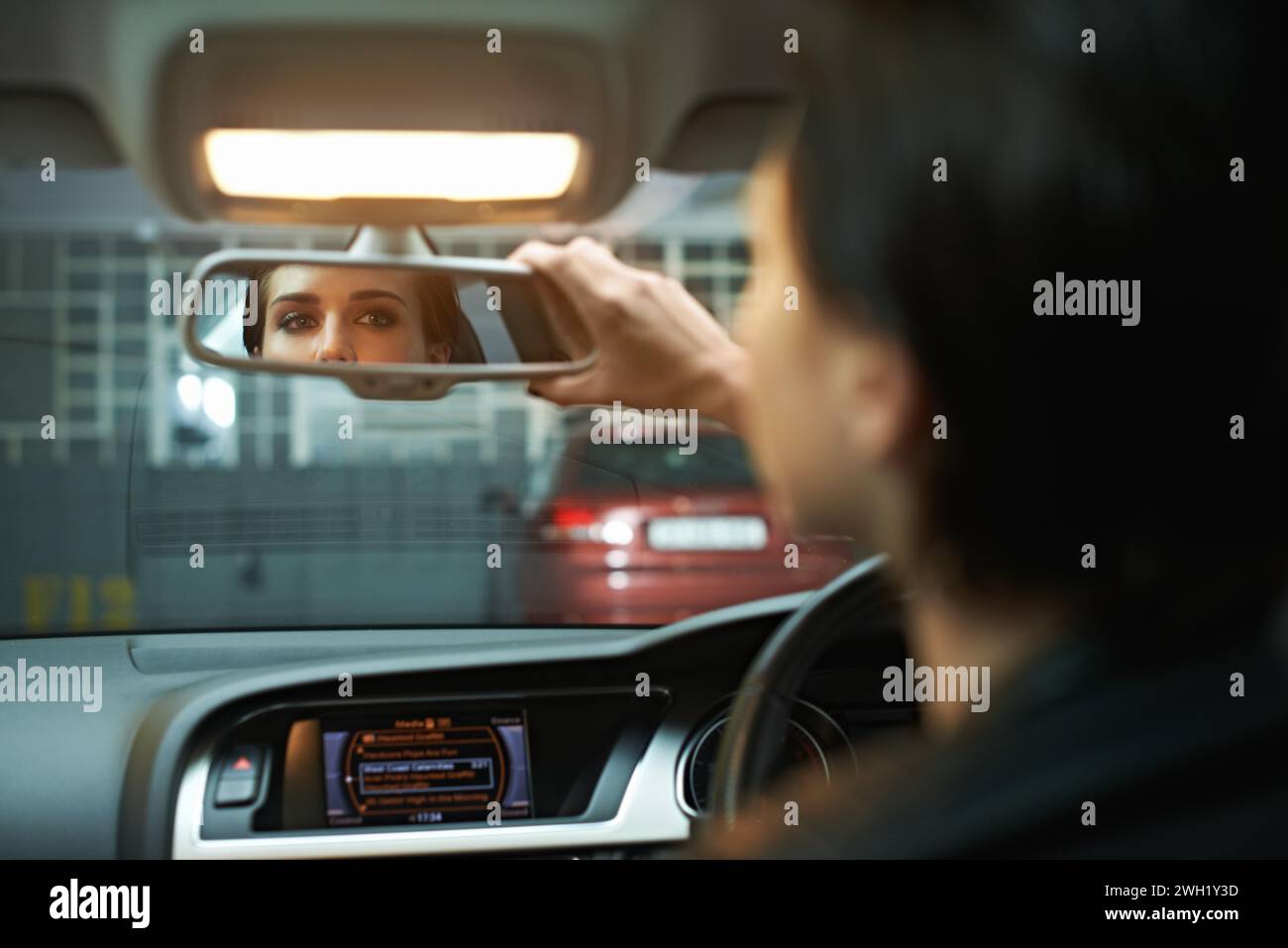 Femme, voiture et miroir de contrôle dans le parking pour l'observation, la sensibilisation ou le transport. Personne féminine ou conducteur regardant dans le reflet de la vue arrière Banque D'Images