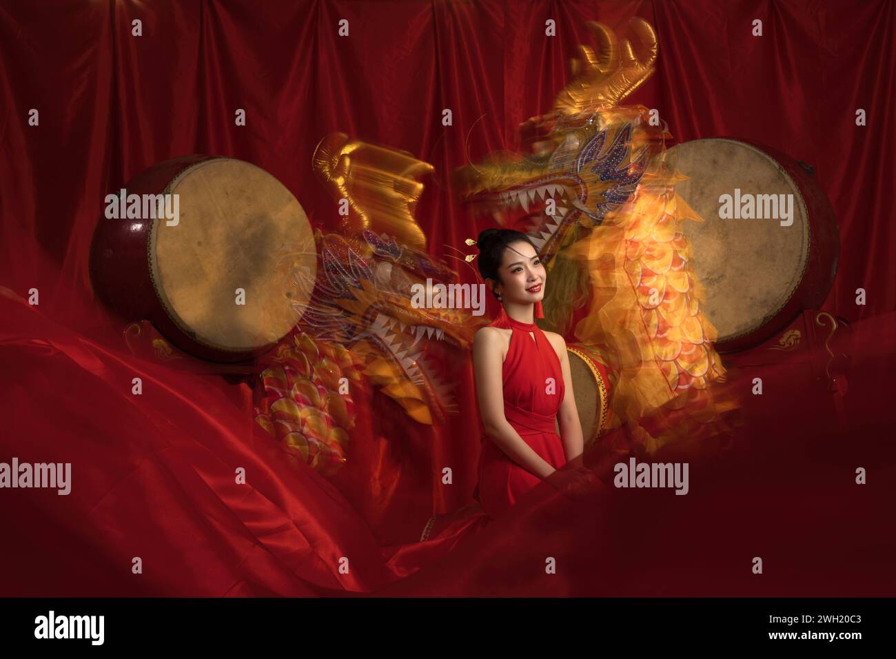 Ambiance Dragon année et nouvel an, célébrée par une jeune femme asiatique Banque D'Images