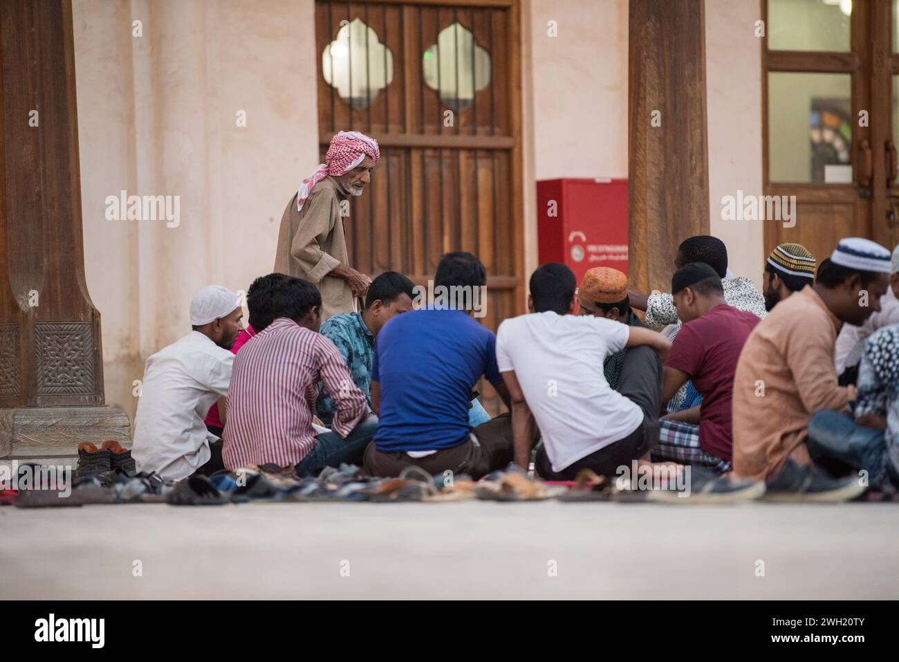 Doha, Qatar, 15 avril 2023 : iftar pendant le ramadan dans la cour de la mosquée de Doha, Qatar. Banque D'Images Doha, Qatar, 15 avril 2023 : iftar pendant le ramadan dans la cour de la mosquée de Doha, Qatar. Banque D'Images