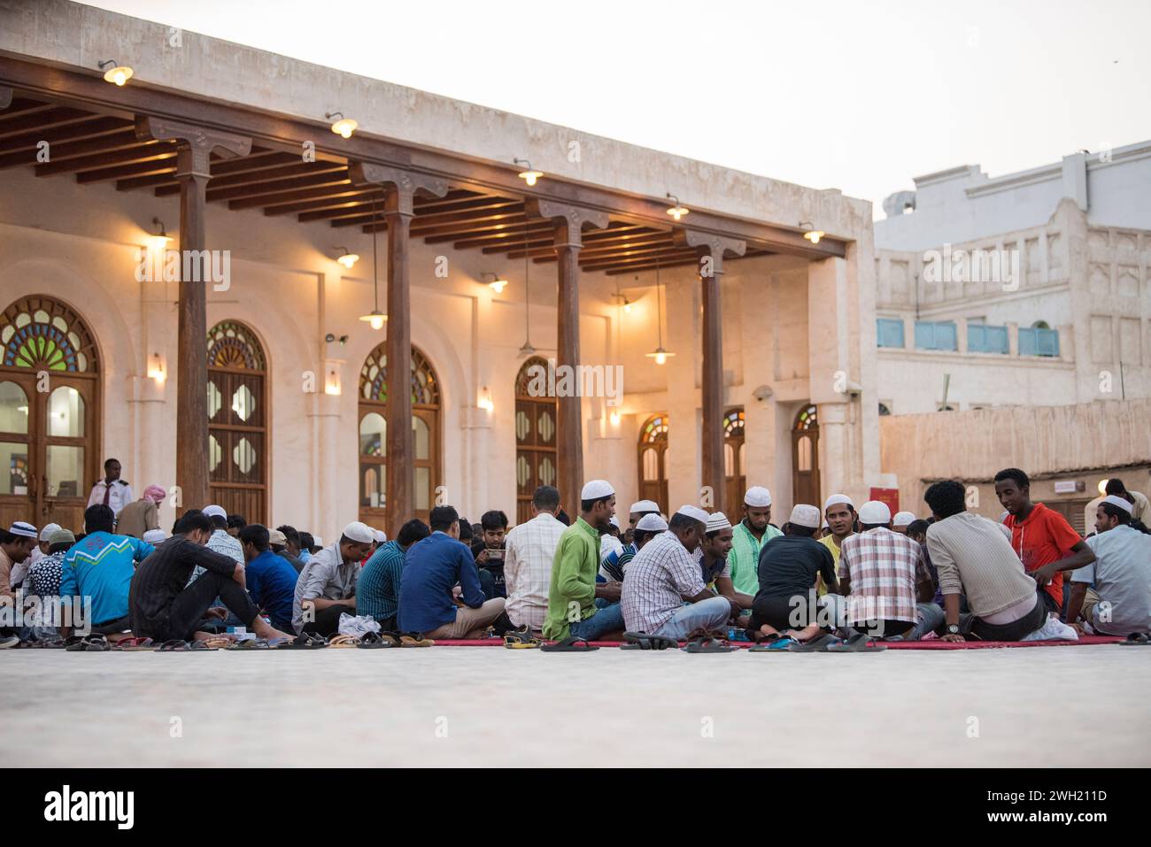 Doha, Qatar, 15 avril 2023 : iftar pendant le ramadan dans la cour de la mosquée de Doha, Qatar. Banque D'Images