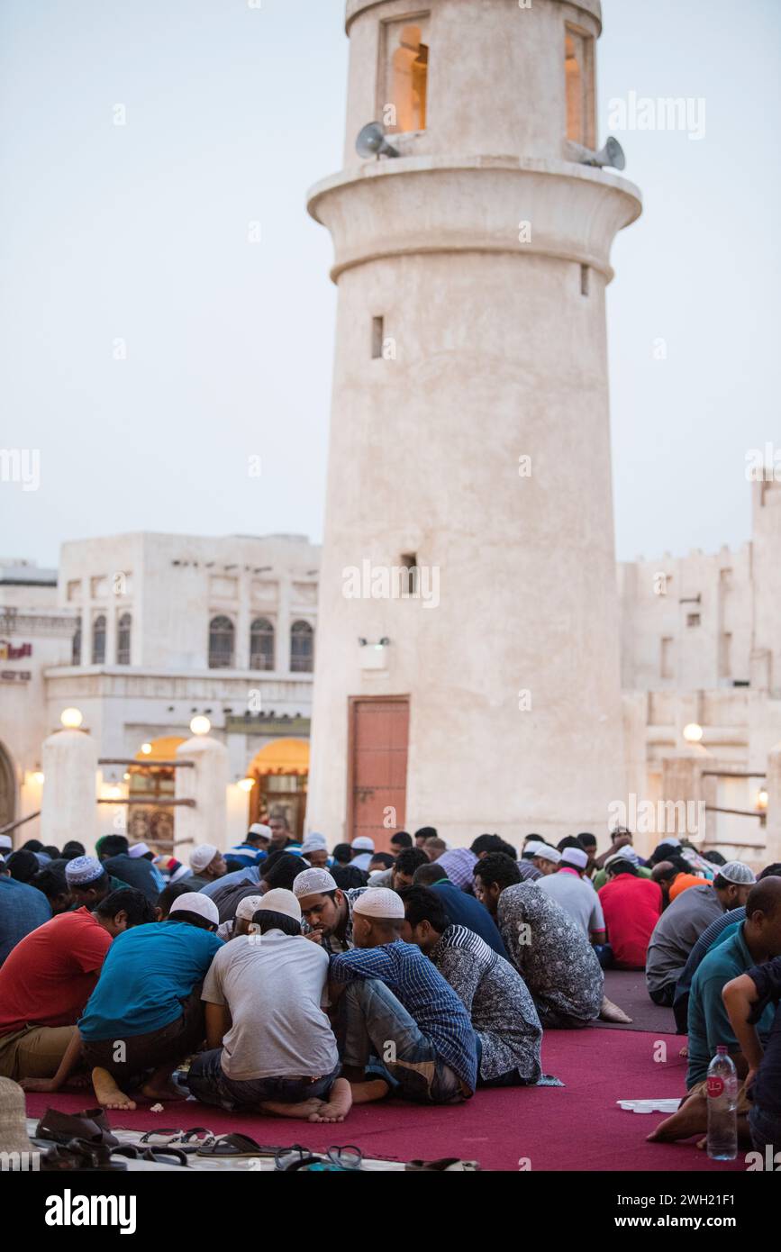 Doha, Qatar, 15 avril 2023 : iftar pendant le ramadan dans la cour de la mosquée de Doha, Qatar. Banque D'Images Doha, Qatar, 15 avril 2023 : iftar pendant le ramadan dans la cour de la mosquée de Doha, Qatar. Banque D'Images