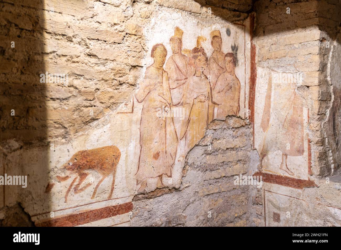 Ruines de l'ancienne fresque romaine montrant un groupe de personnes célébrant Banque D'Images