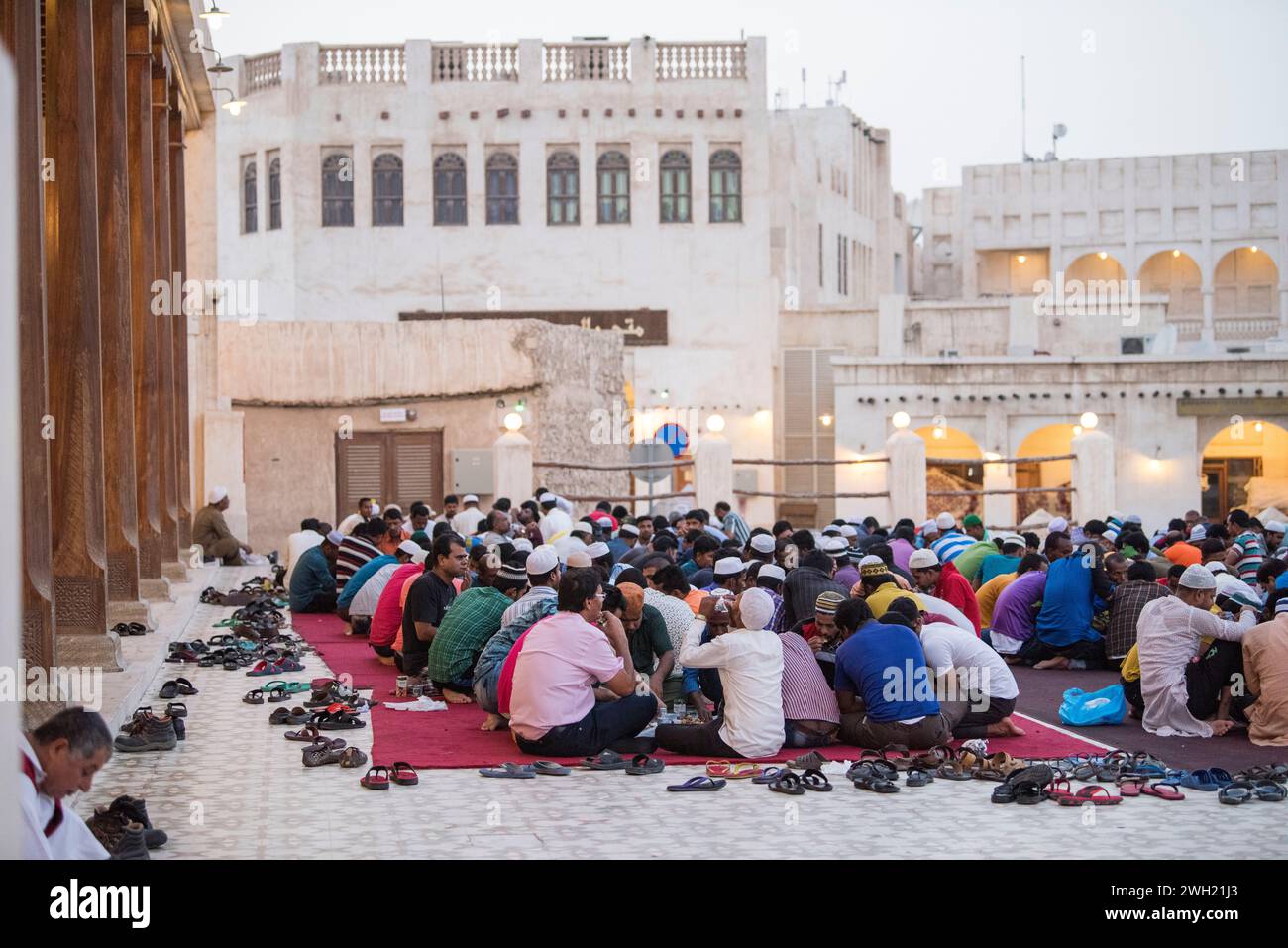 Doha, Qatar, 15 avril 2023 : iftar pendant le ramadan dans la cour de la mosquée de Doha, Qatar. Banque D'Images Doha, Qatar, 15 avril 2023 : iftar pendant le ramadan dans la cour de la mosquée de Doha, Qatar. Banque D'Images
