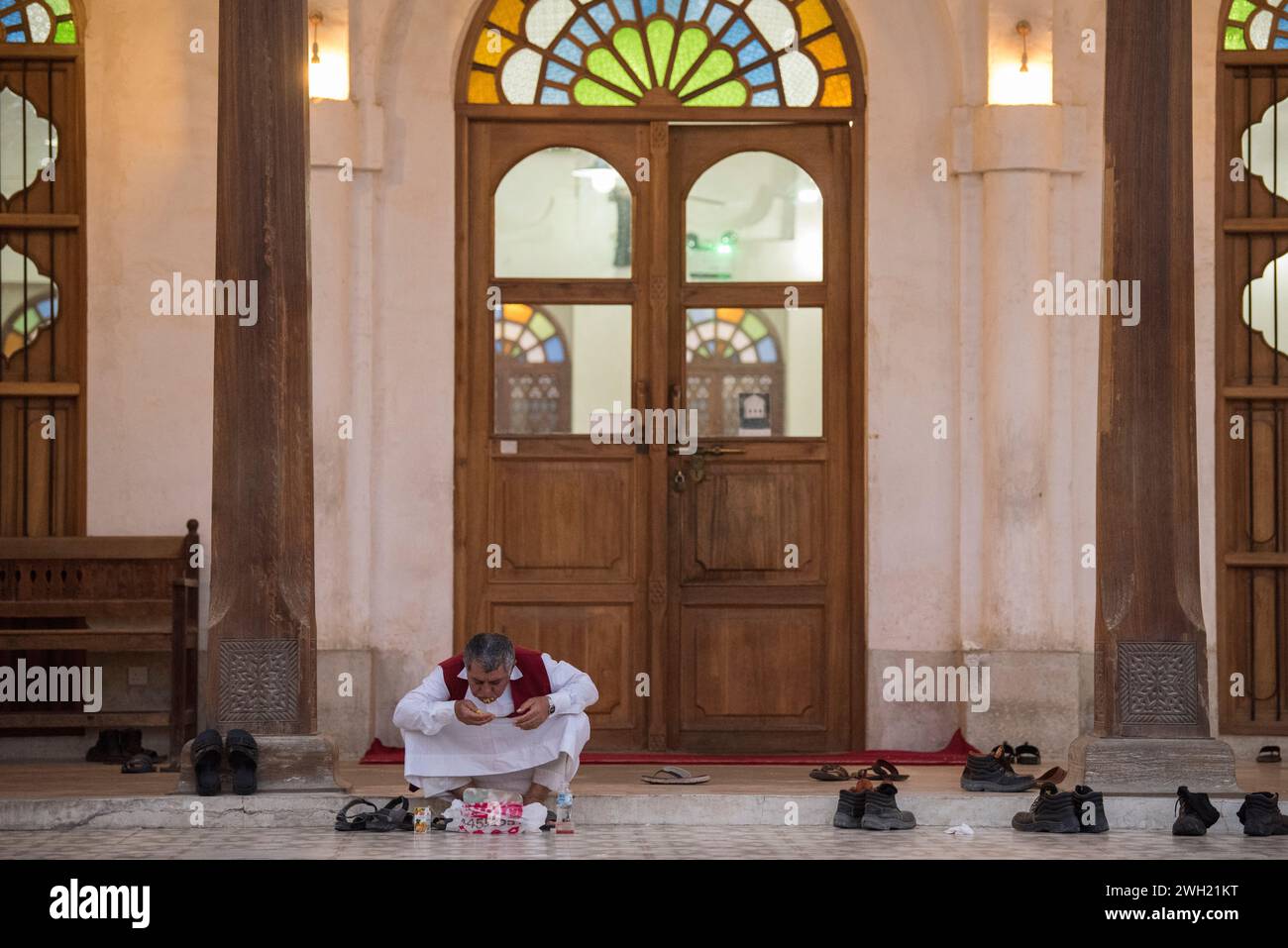Doha, Qatar, 15 avril 2023 : iftar pendant le ramadan dans la cour de la mosquée de Doha, Qatar. Banque D'Images Doha, Qatar, 15 avril 2023 : iftar pendant le ramadan dans la cour de la mosquée de Doha, Qatar. Banque D'Images