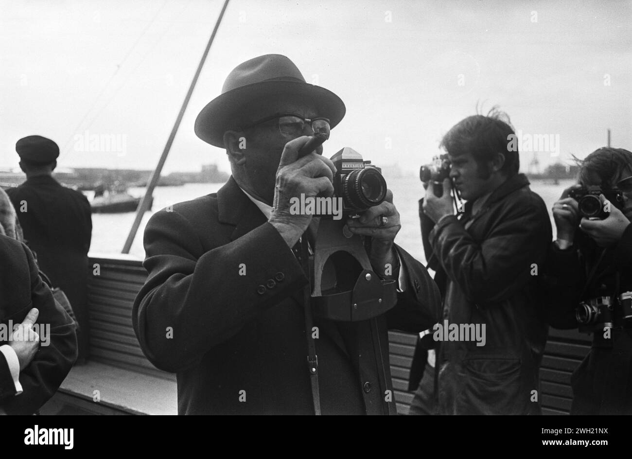 20 octobre 1970. Rotterdam, pays-Bas. Visite d'État du Président Tito de Yougoslavie ; excursion en bateau dans le port de Rotterdam ; le Président Tito prend des photos Banque D'Images