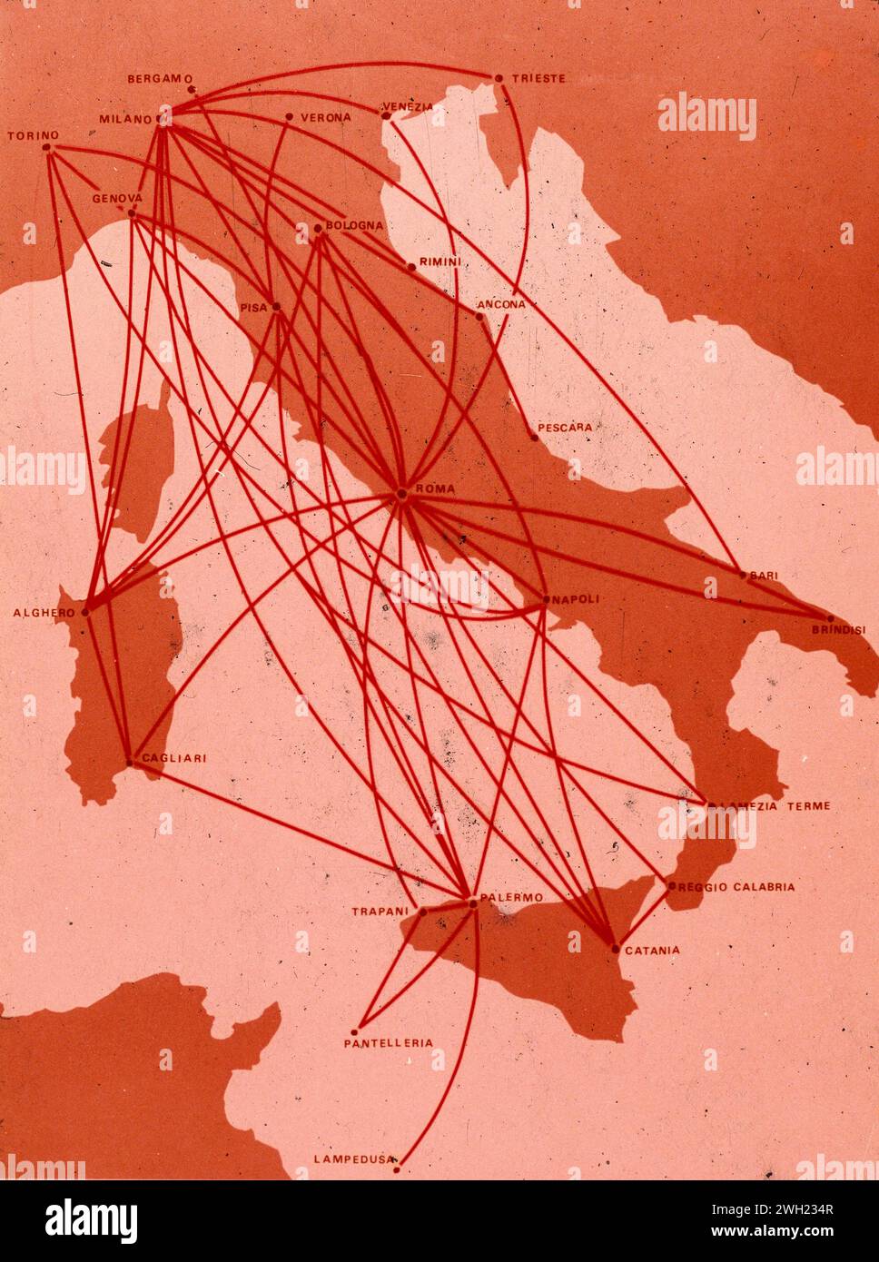 Carte montrant le réseau italien de transport aérien commercial de la compagnie aérienne nationale Alitalia , Italie 1982 Banque D'Images